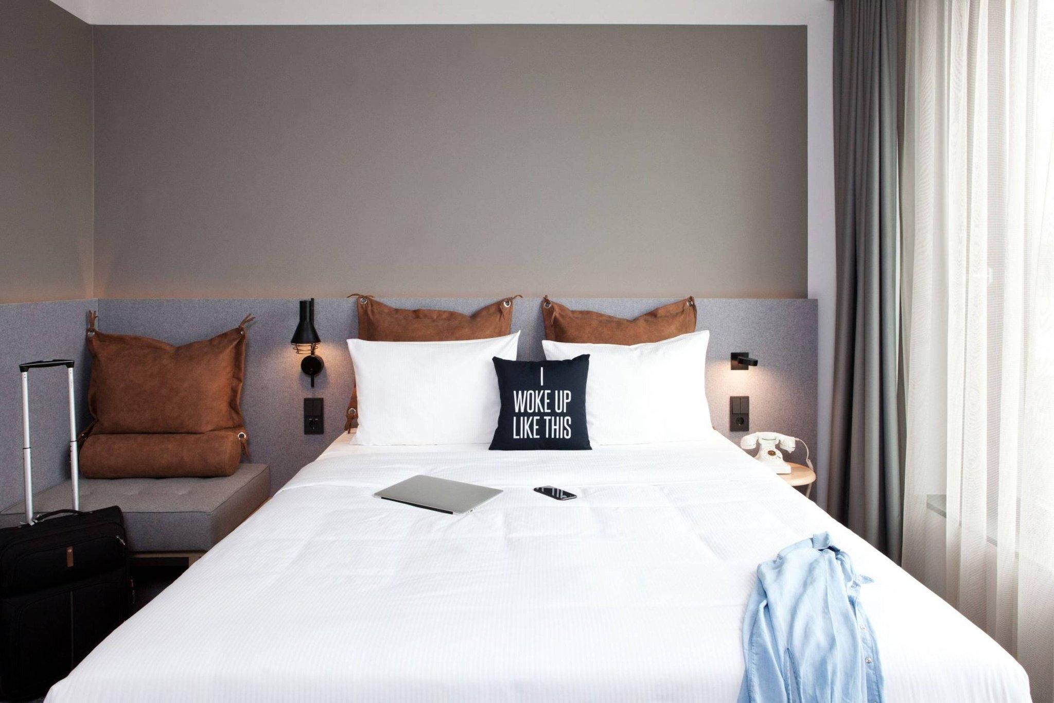 Moxy Queen, Guest room, 1 Queen, Inland view