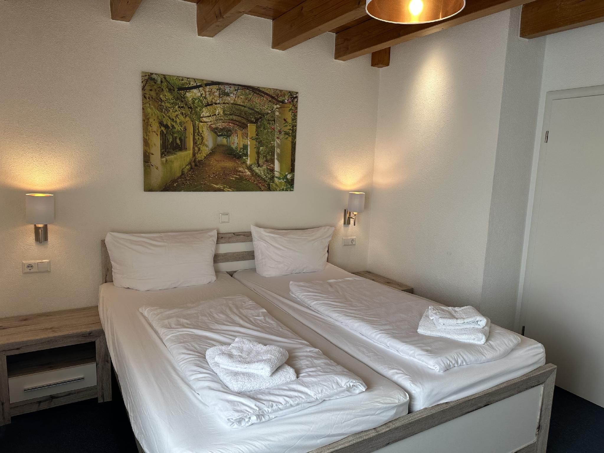 Vierbettzimmer-Gartenblick-Eigenes Badezimmer