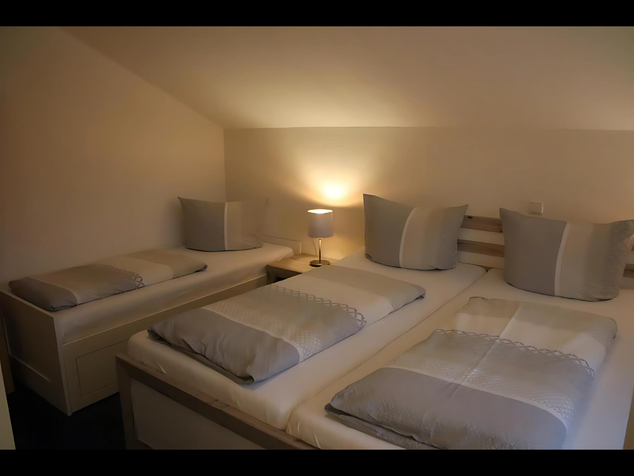 Dreibettzimmer-Eigenes Badezimmer