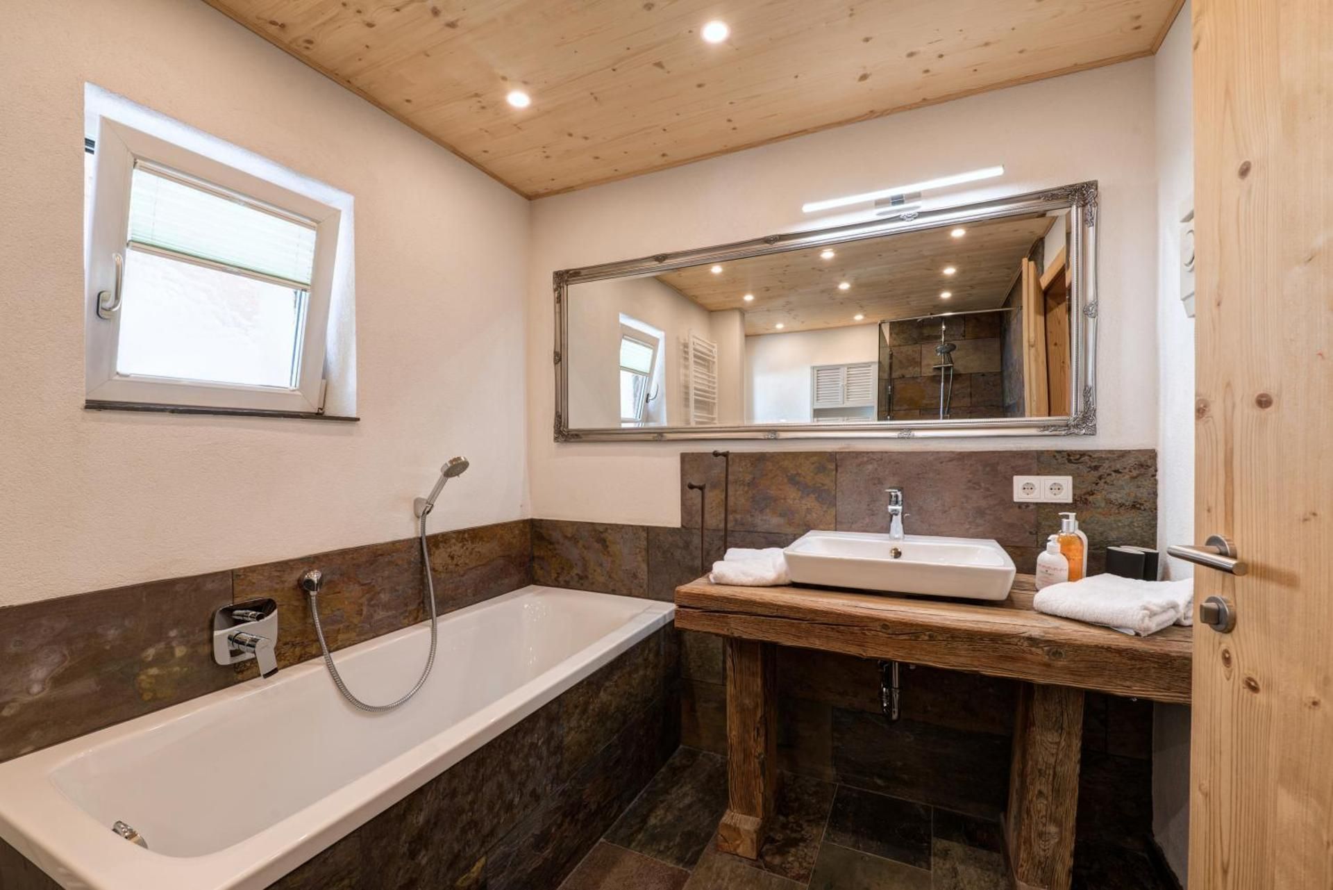 Deluxe Apartment with Balcony (Deluxe Tyrol)