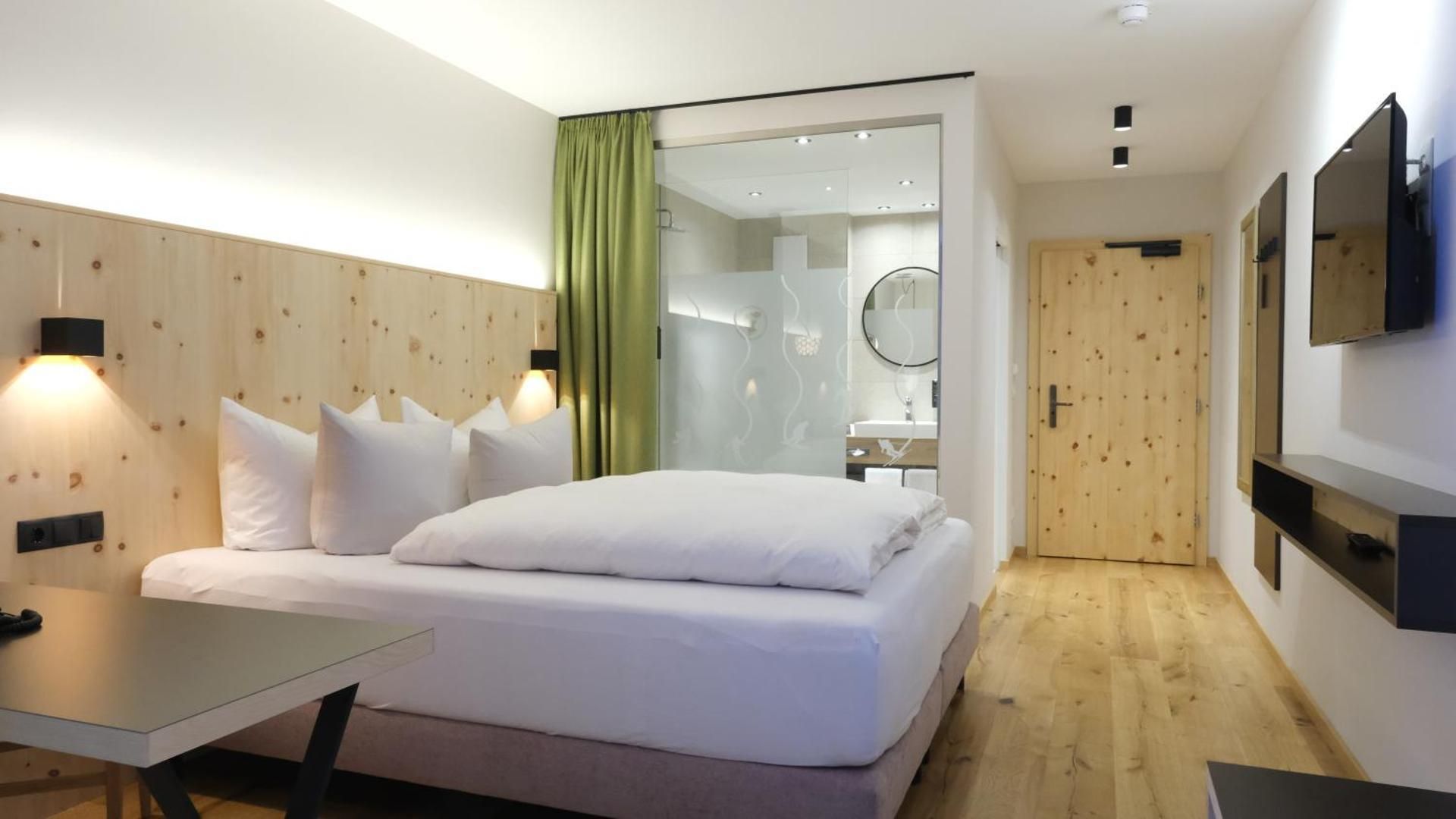 Deluxe Double Room with Shower