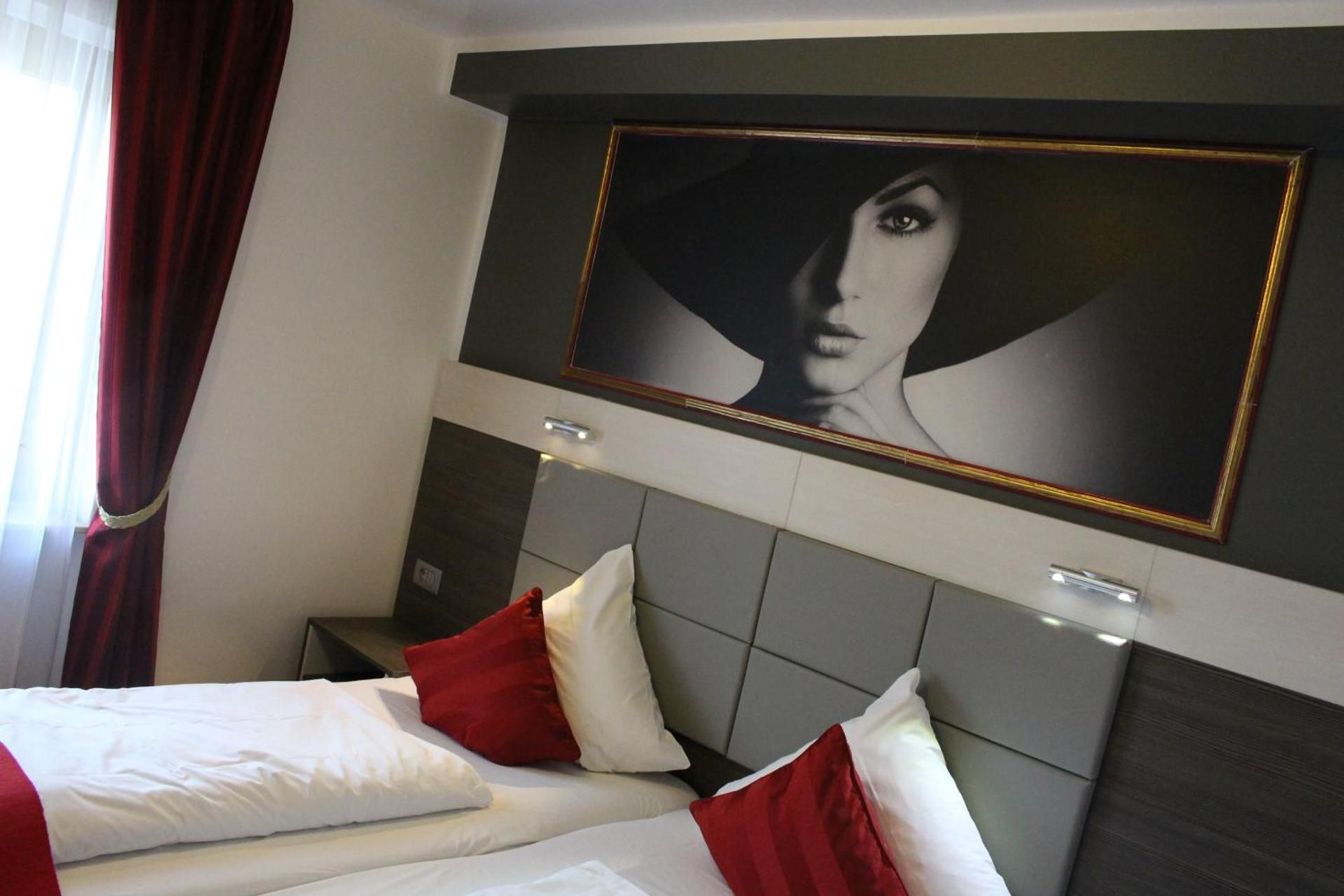 Double or Twin Room with River View and small Balcony