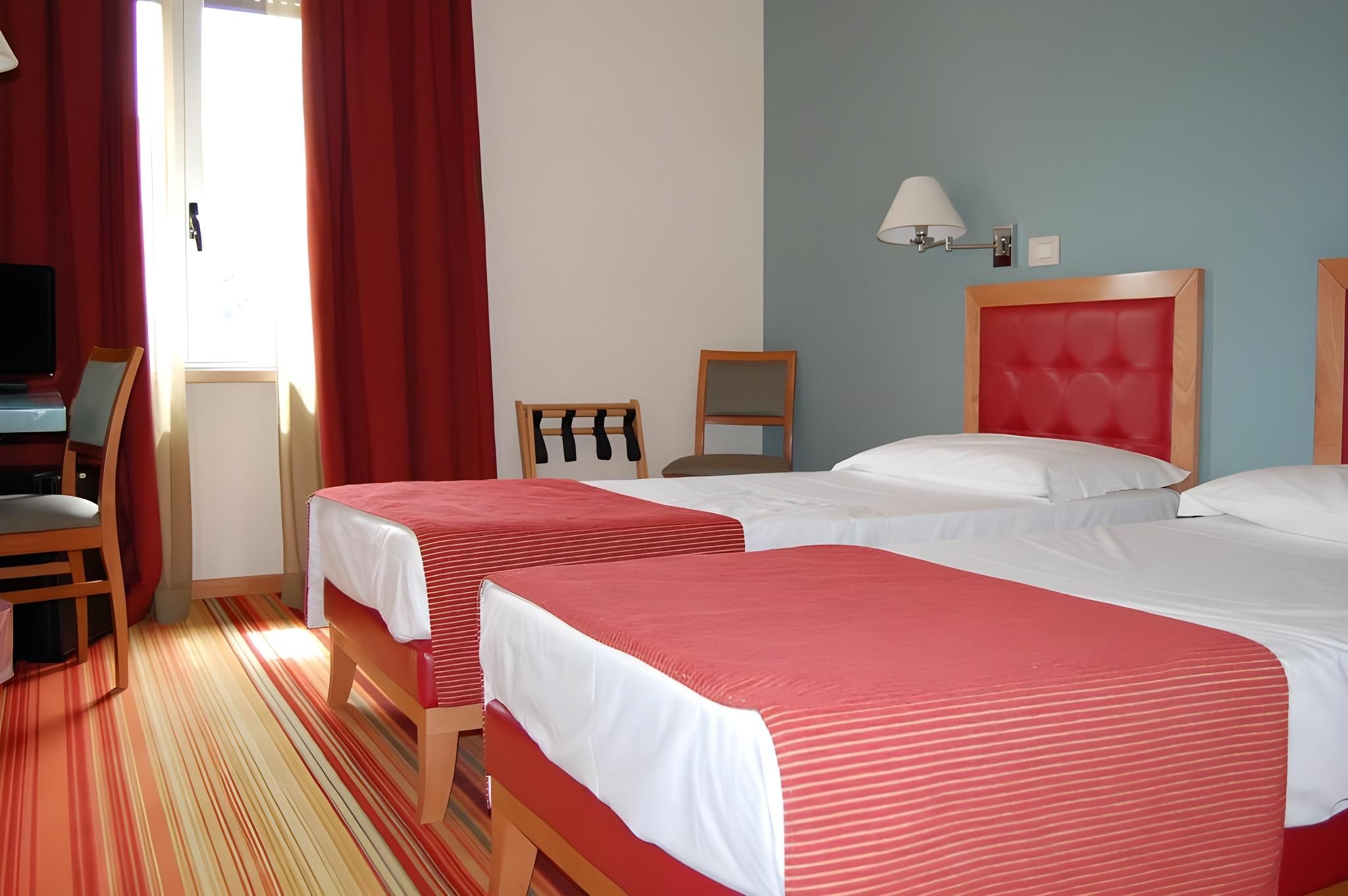 LH Hotel Arca Street Art Triple Room 2