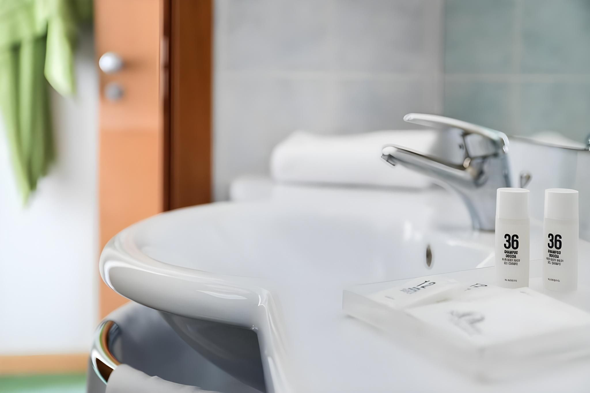 LH Hotel Arca Street Art Smart Double Room For 2 People 2