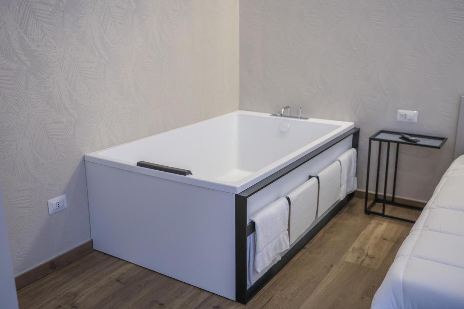 RN suite One-Bedroom Apartment 2