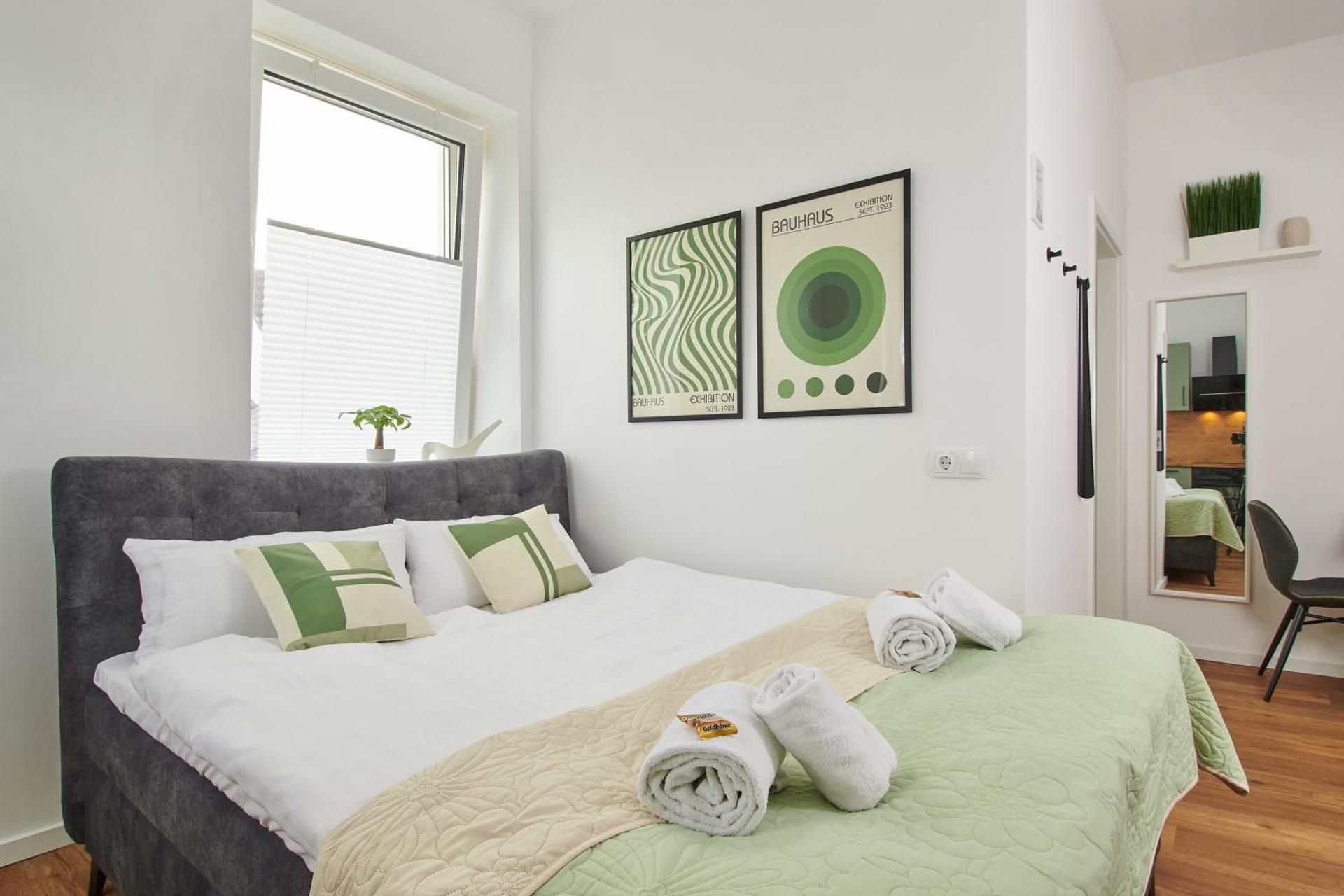 Studio Apartment with Queen Bed