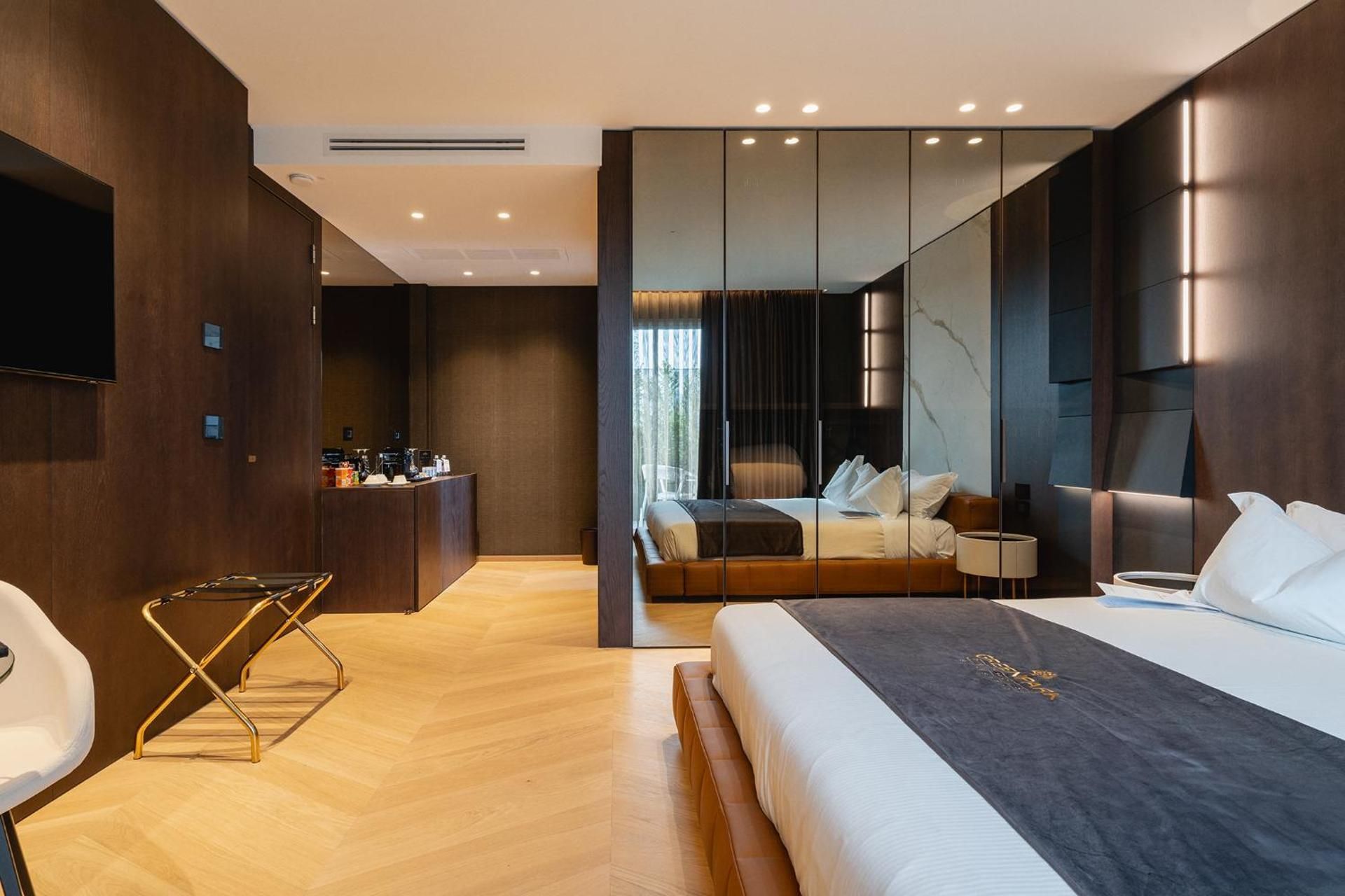 King Suite with Pool View