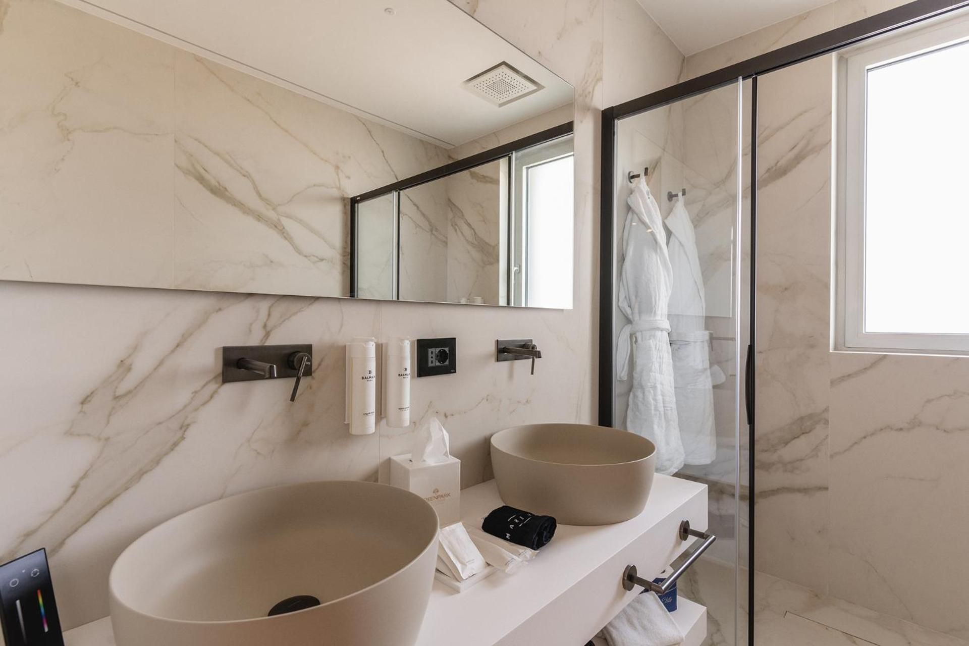 King Suite with Pool View