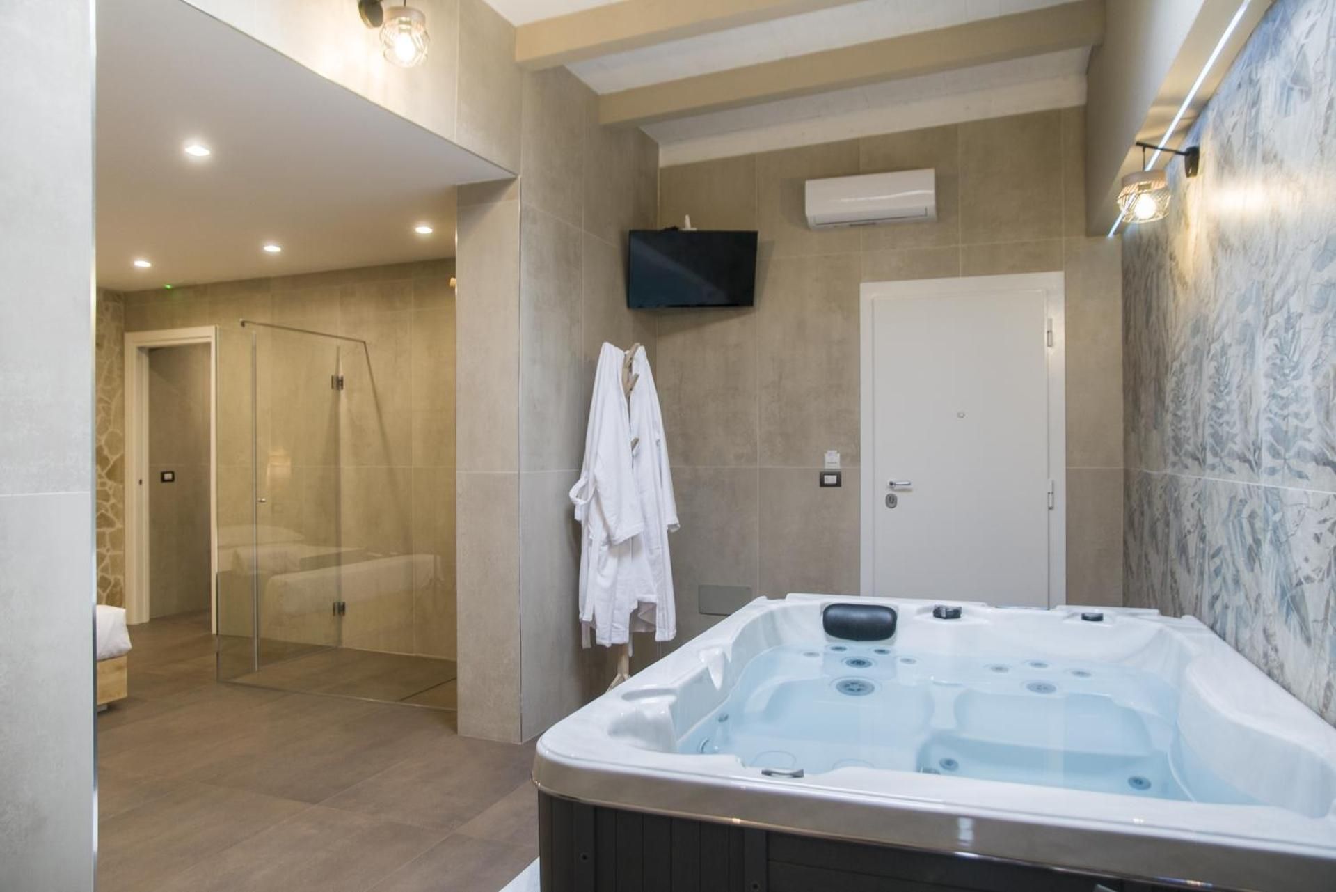suite 18 luxury apartments Double Room with Spa Bath 2