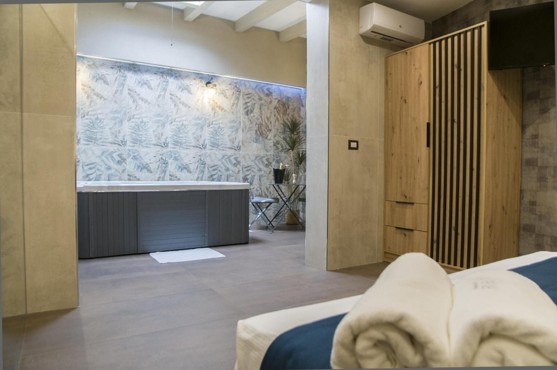 suite 18 luxury apartments Double Room with Spa Bath 3