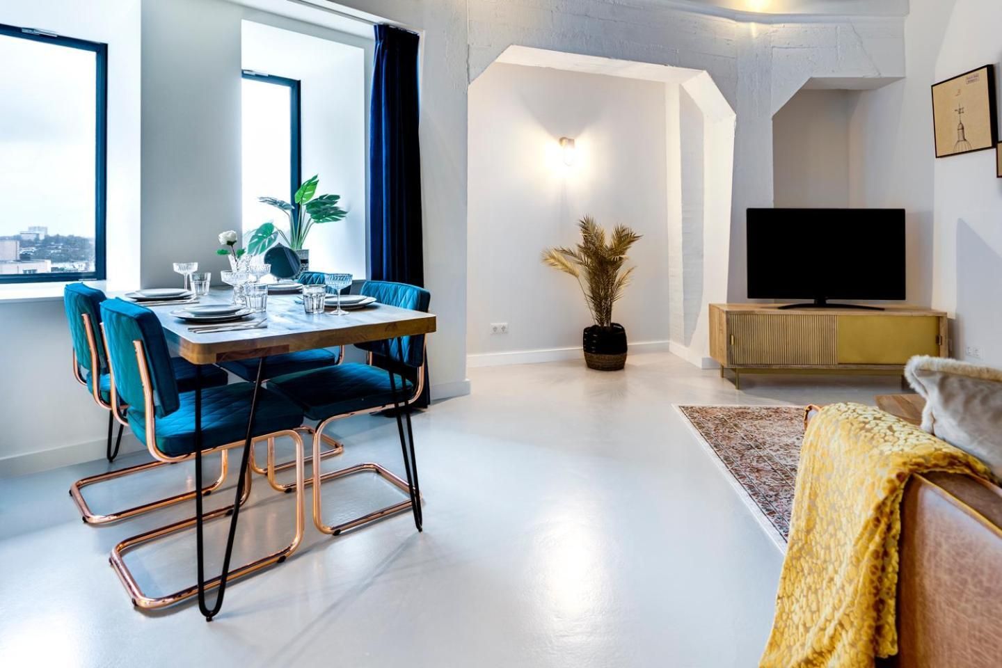 DELUXE APARTMENT