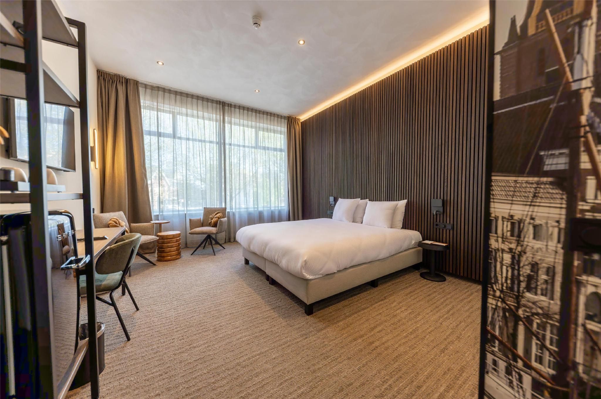 1 King Bed, Nonsmoking, Bathtub And Shower