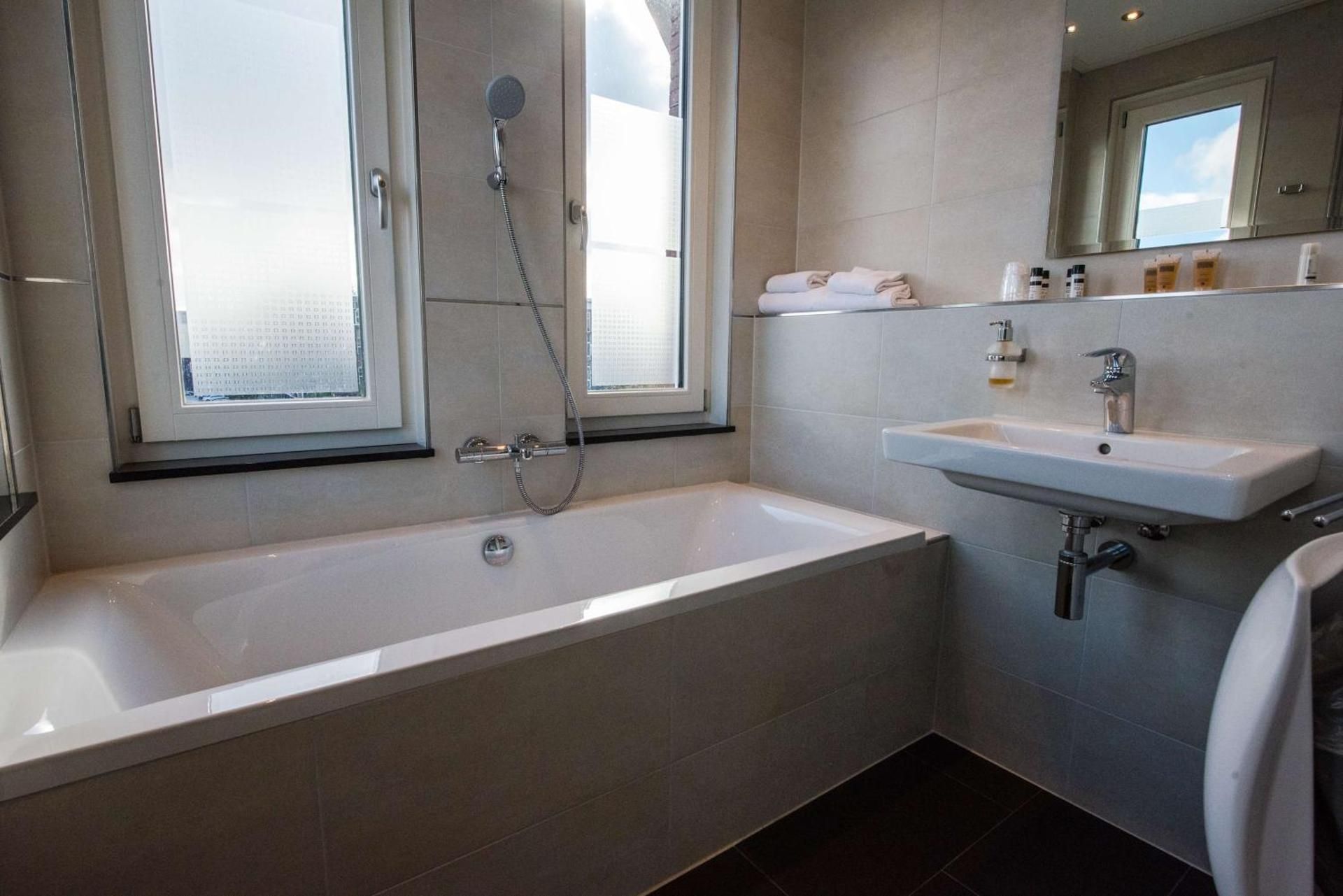 Apartment - 6 Single Beds, Three Bedrooms, Kitchenette, Balcony, Sitting Area, Dining Room