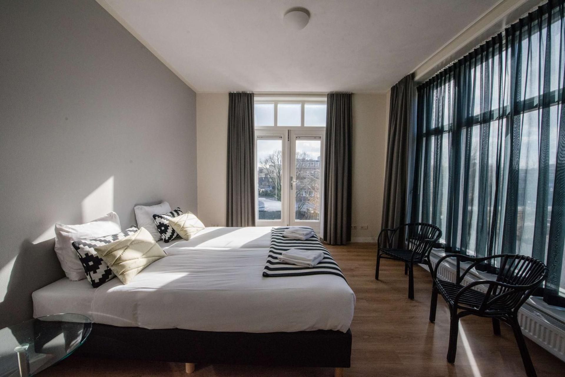 Apartment - 6 Single Beds, Three Bedrooms, Kitchenette, Balcony, Sitting Area, Dining Room