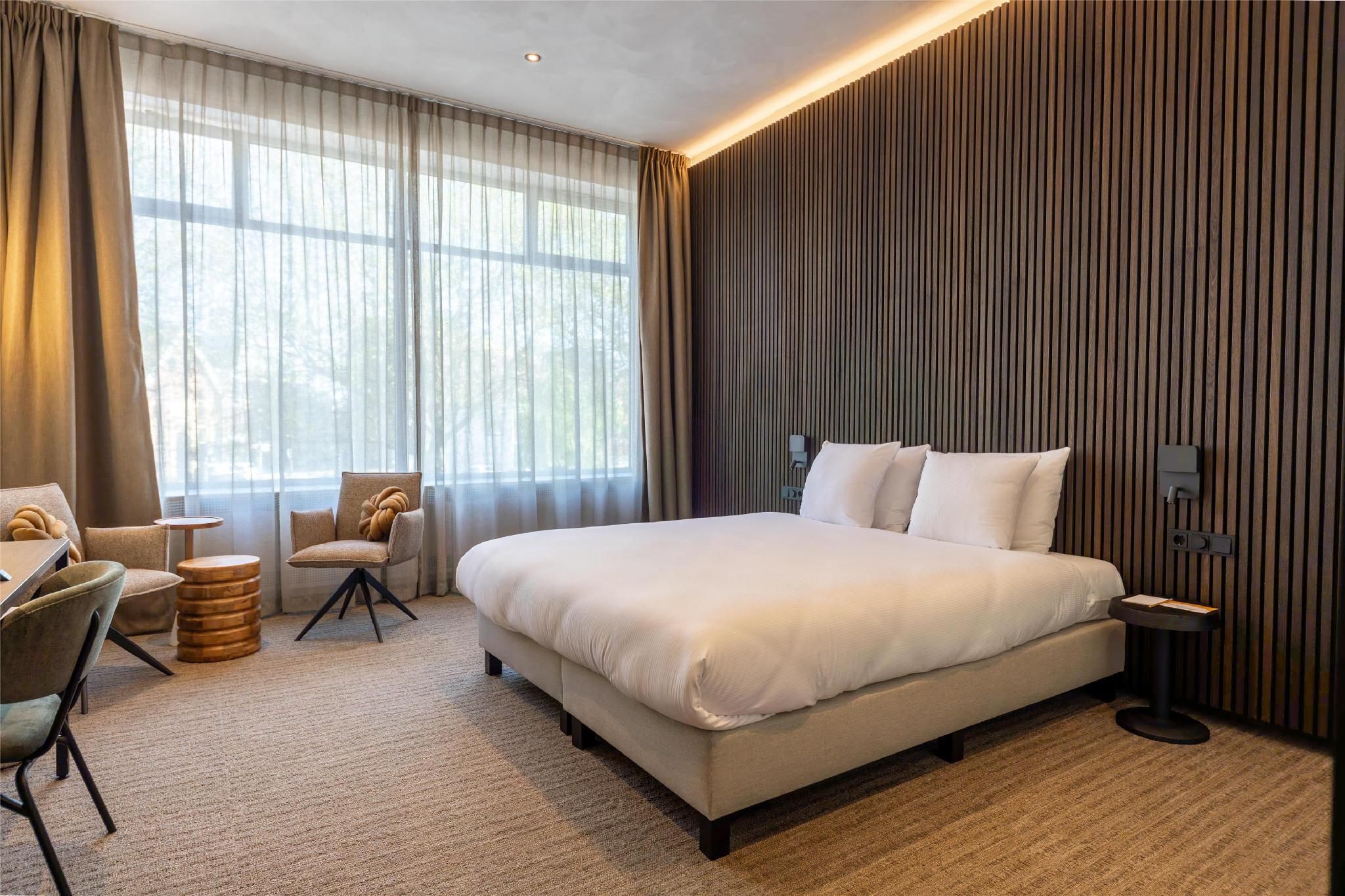 1 King Bed, Nonsmoking, Bathtub And Shower