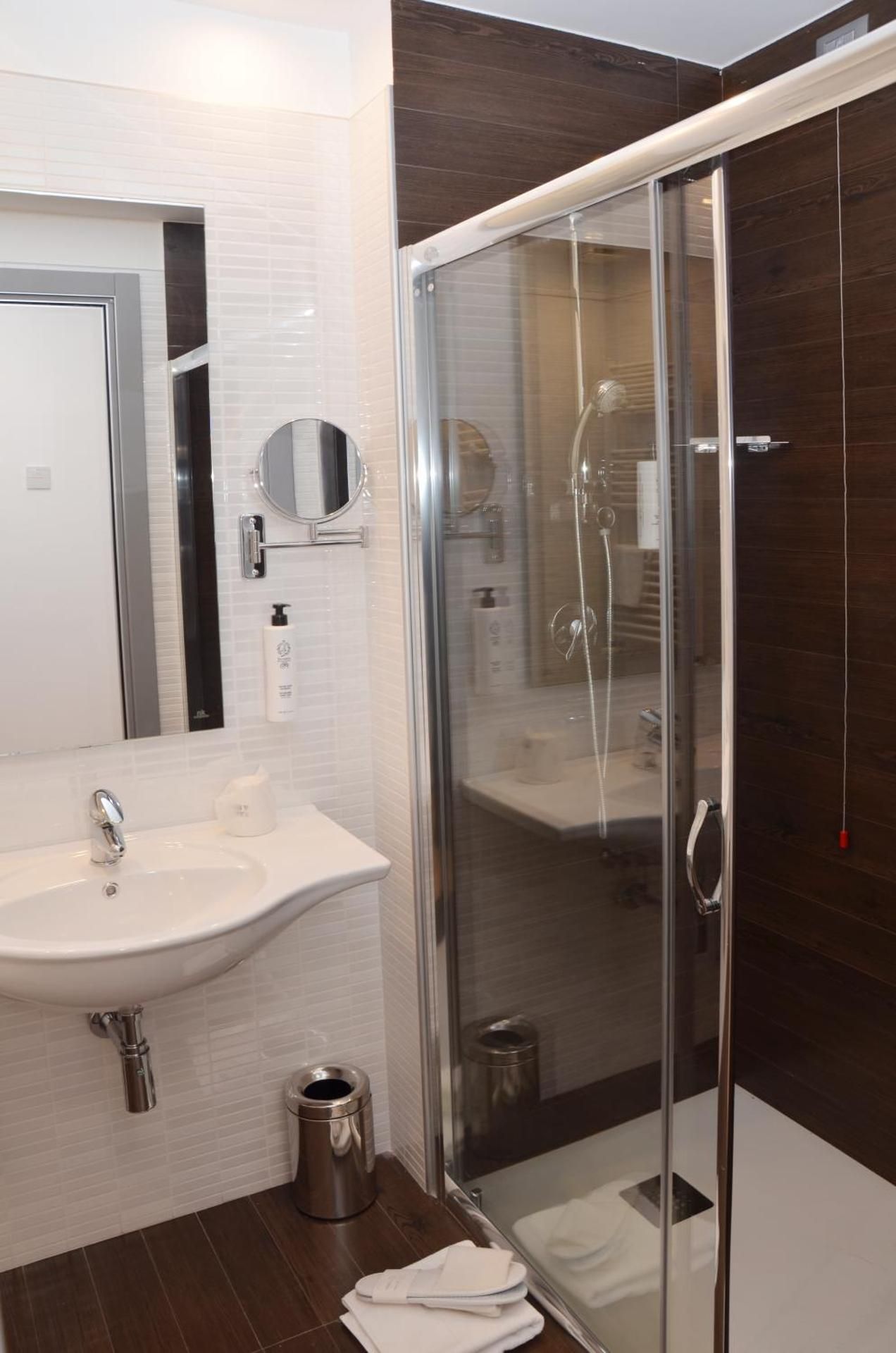 Victor Hotel Double or Twin Room with Shower 3