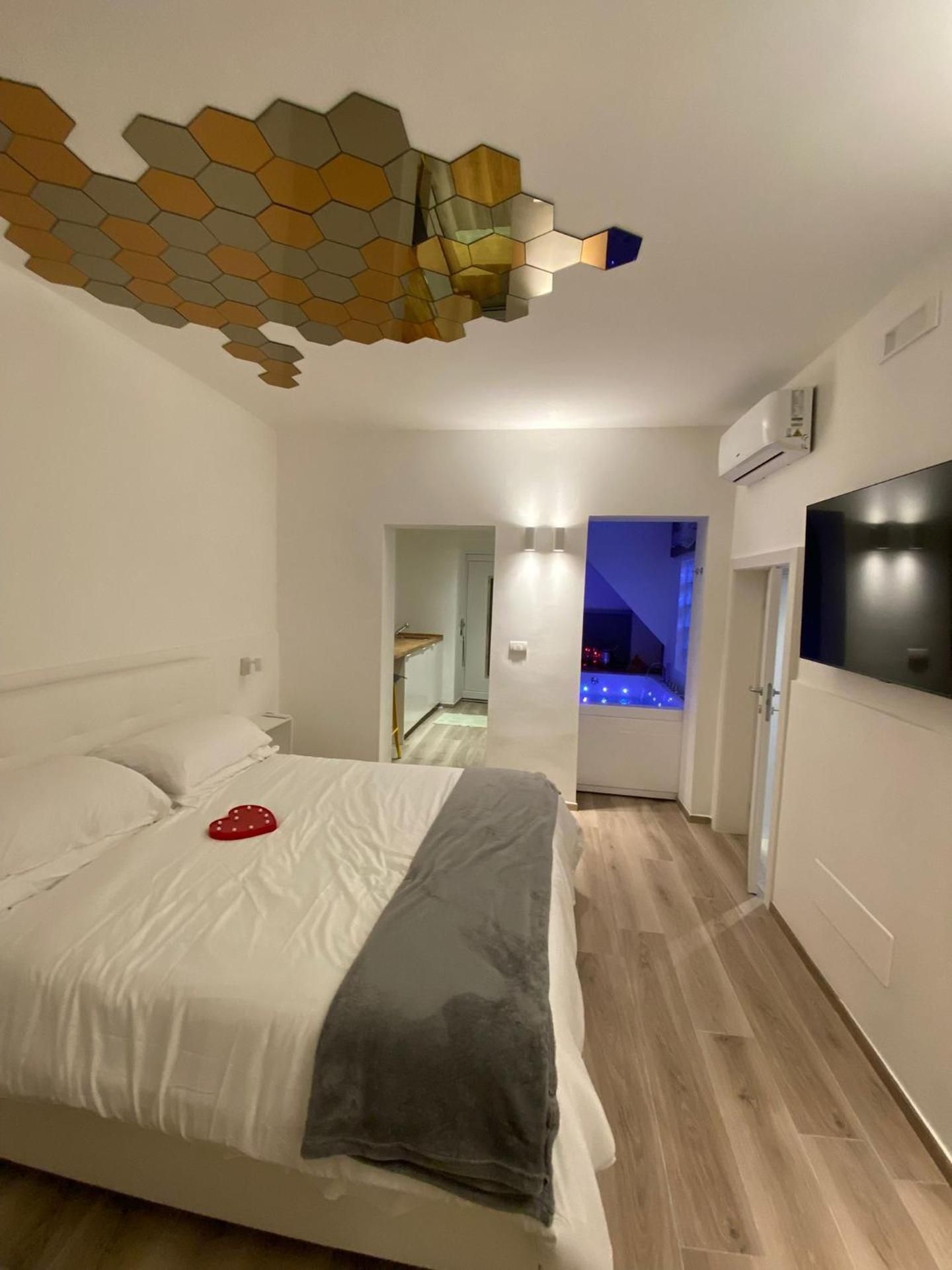 Queen Room with Spa Bath