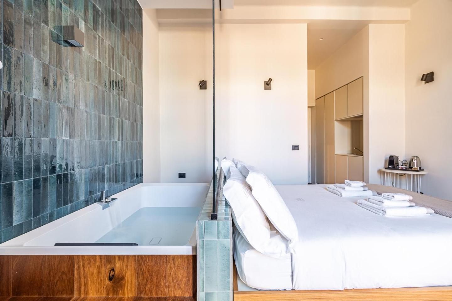 Palazzo Italia Suites King Room with Spa Bath 3