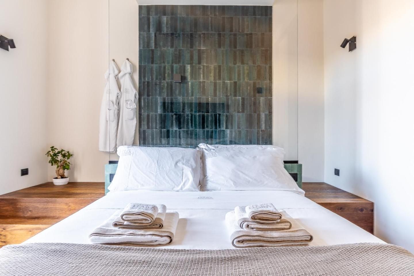 Palazzo Italia Suites King Room with Spa Bath 2