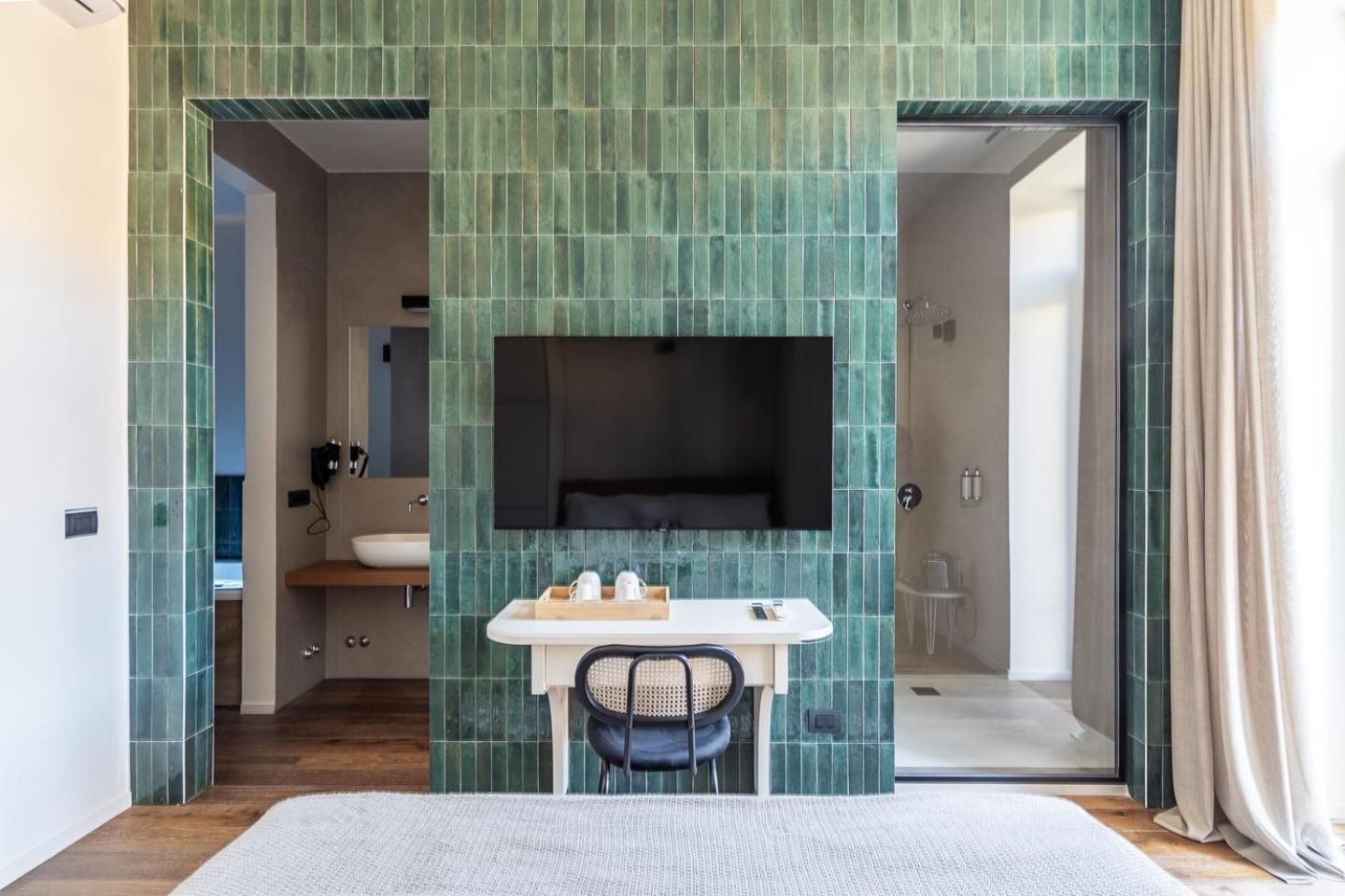 Palazzo Italia Suites Deluxe Double Room with Bath 2