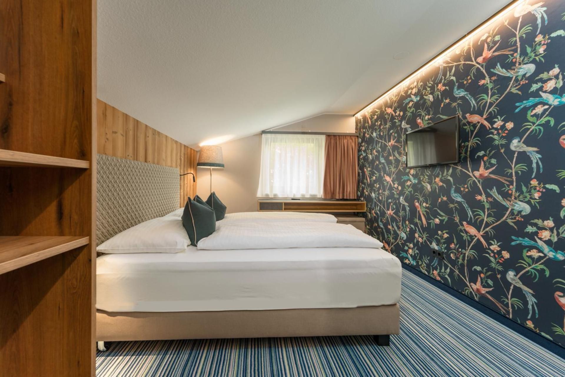 Comfort Suite with Balcony and Mountain View