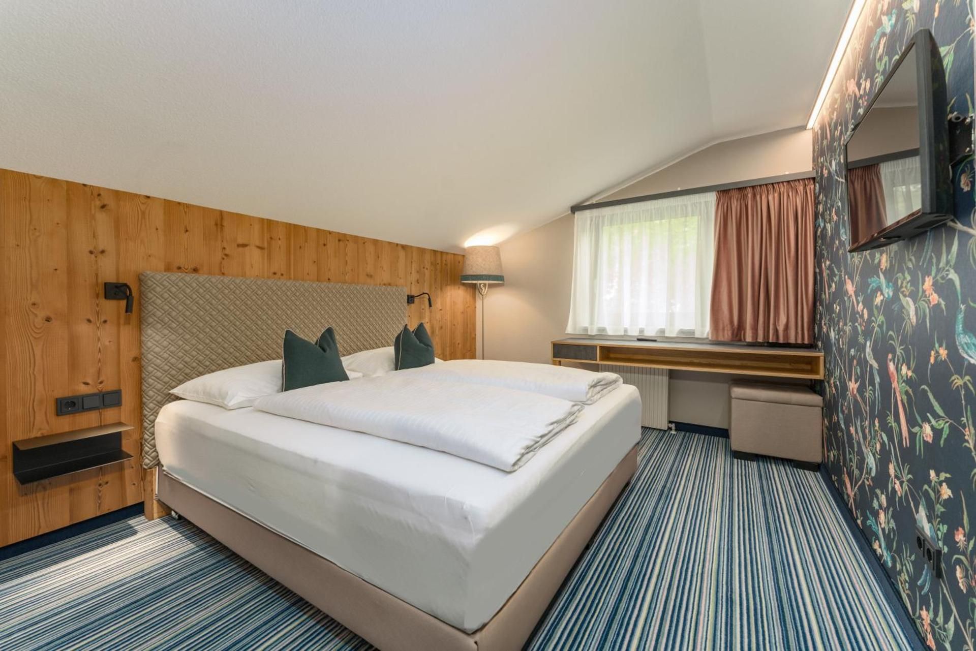 Comfort Suite with Balcony and Mountain View