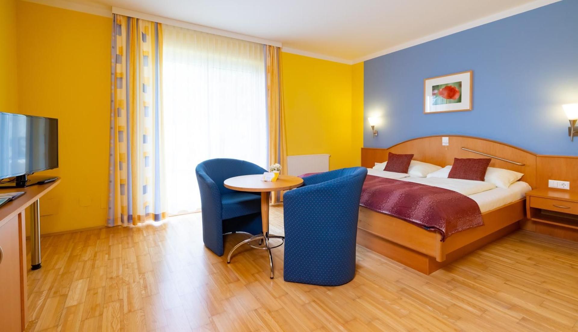 King Room with Roll-In Shower - Disability Access