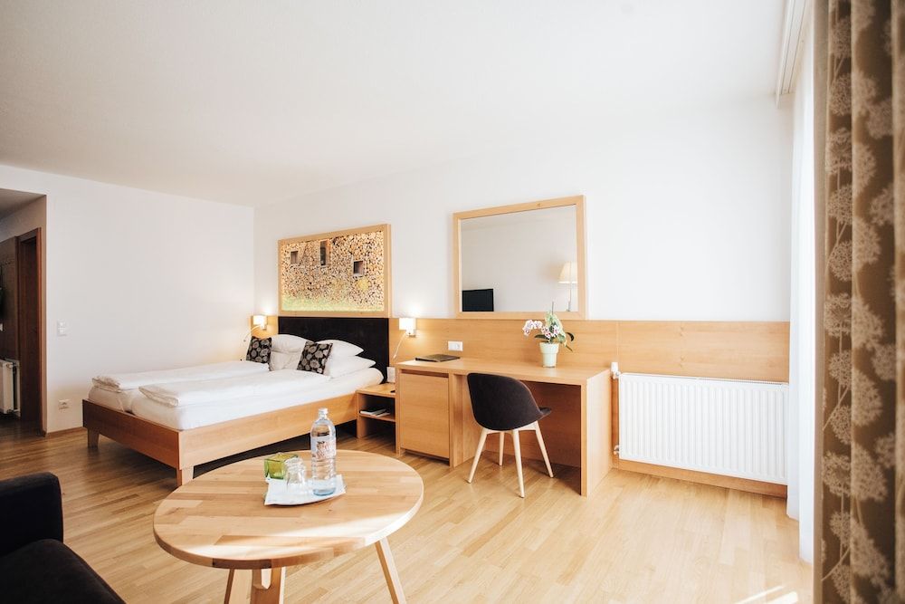 Suite, Lake View