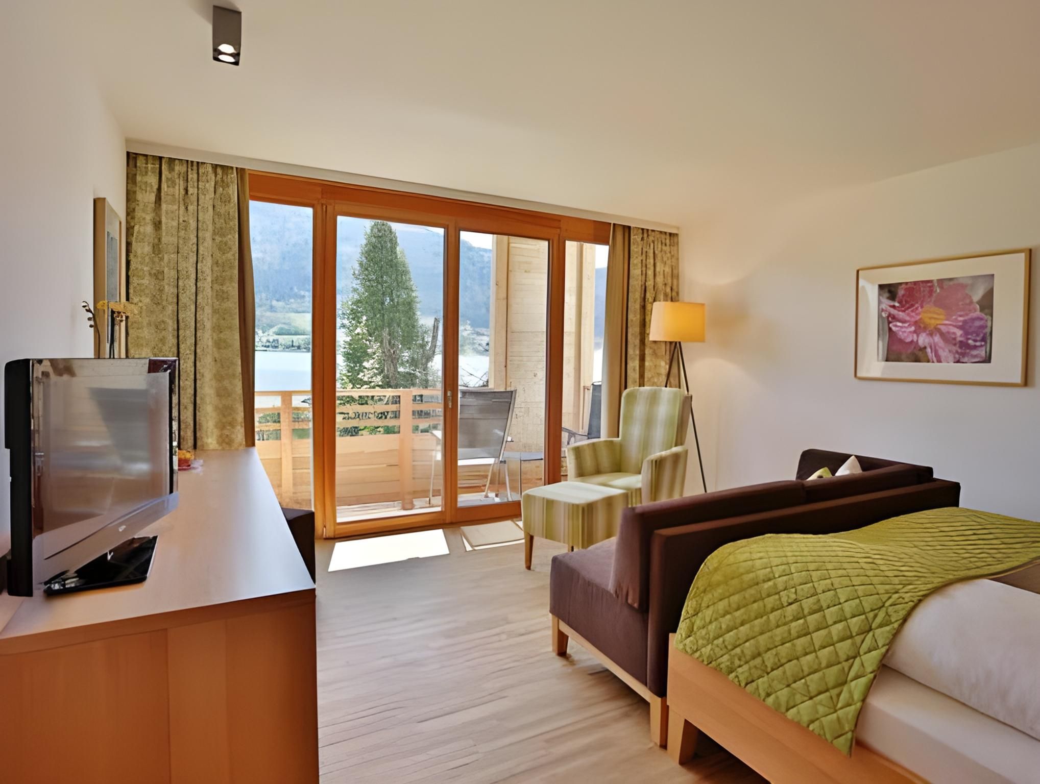 Superior Double Room with Balcony or Terrace and Lake View