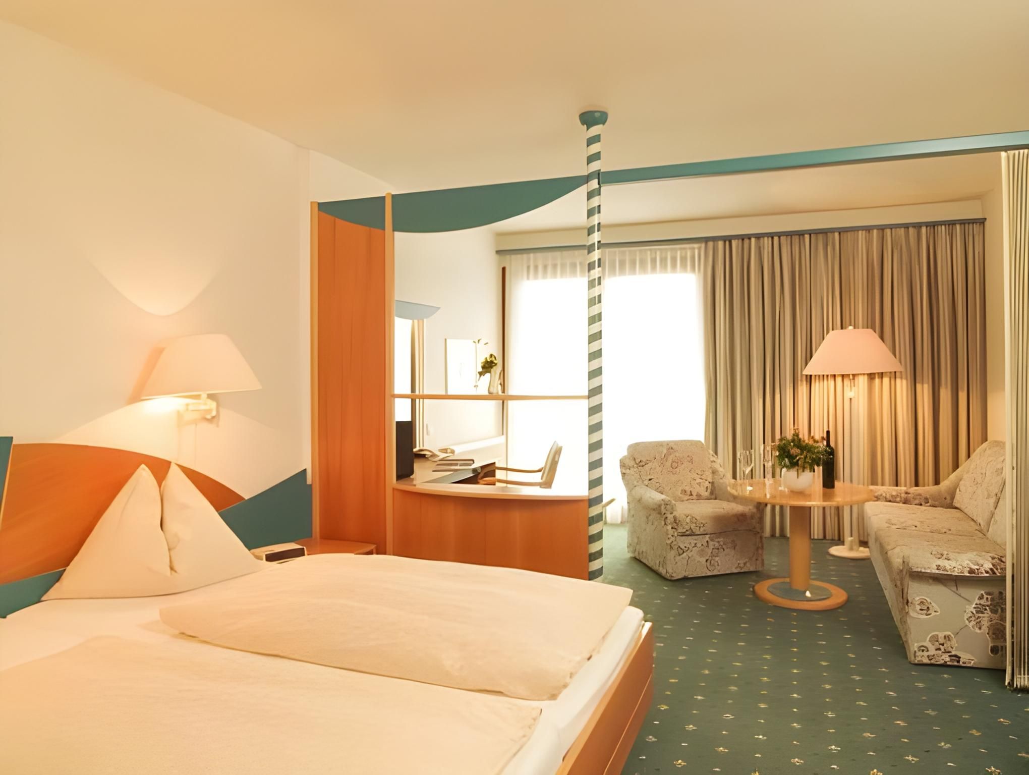 Suite with Balcony and Lake View 
