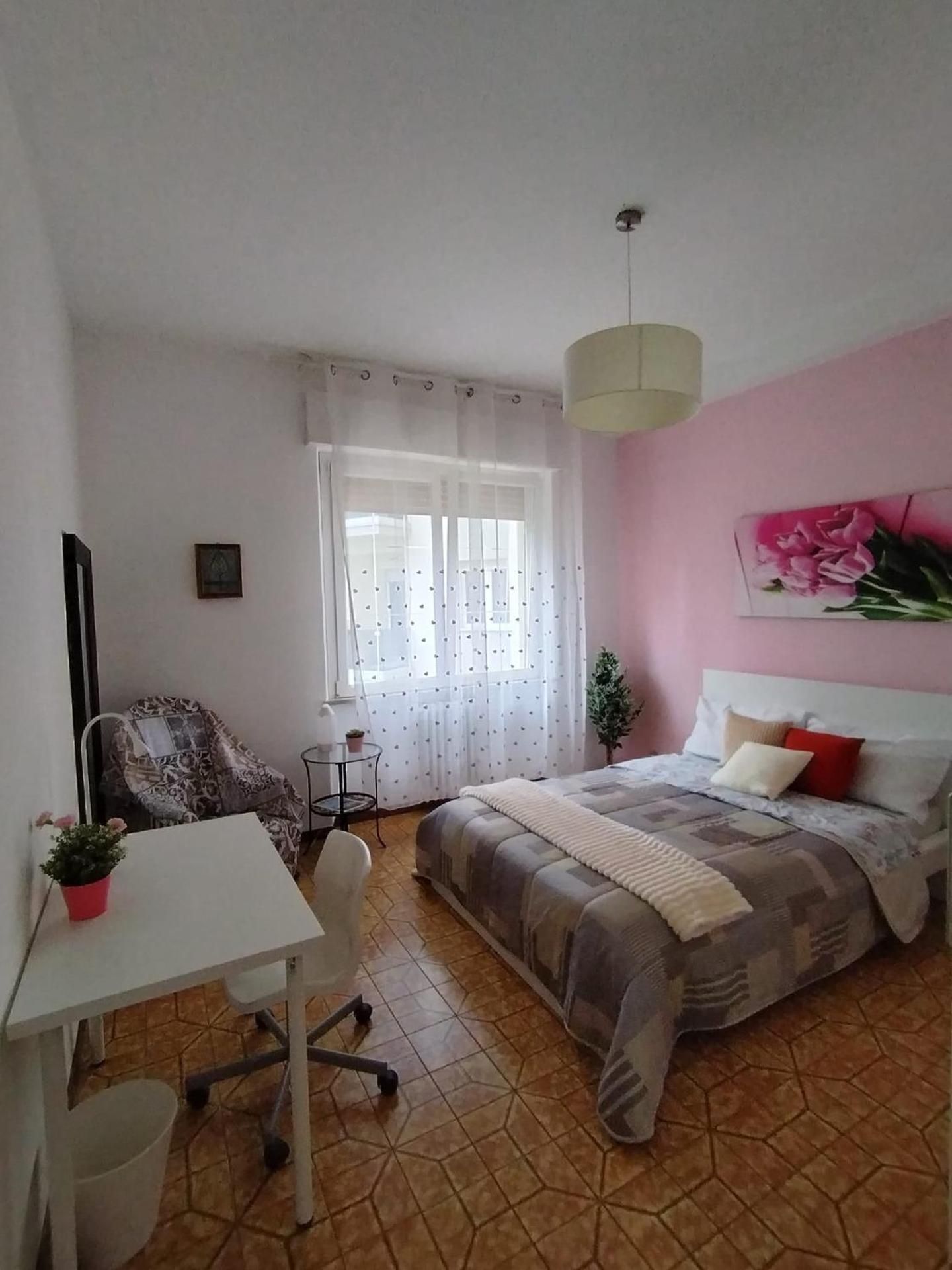 Vicino alla stazione, un parcheggio e wifi