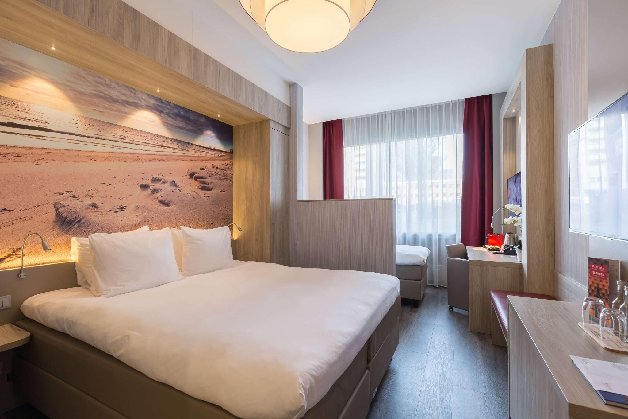 Ramada by Wyndham The Hague Scheveningen 1 King Bed and 1 Single Bed, Deluxe, Steam Shower 2