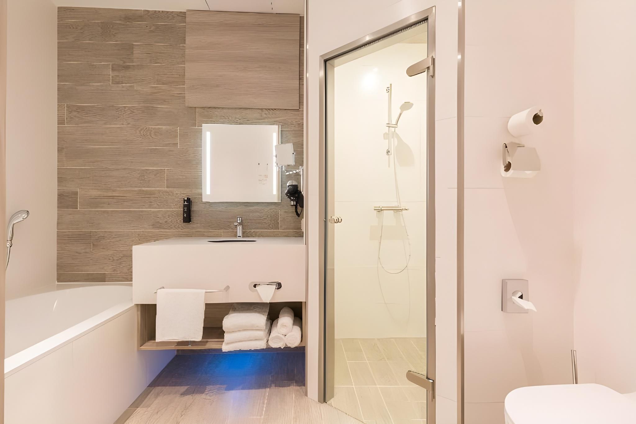 1 King Bed and 1 Single Bed, Deluxe, Bathtub & Steam Shower