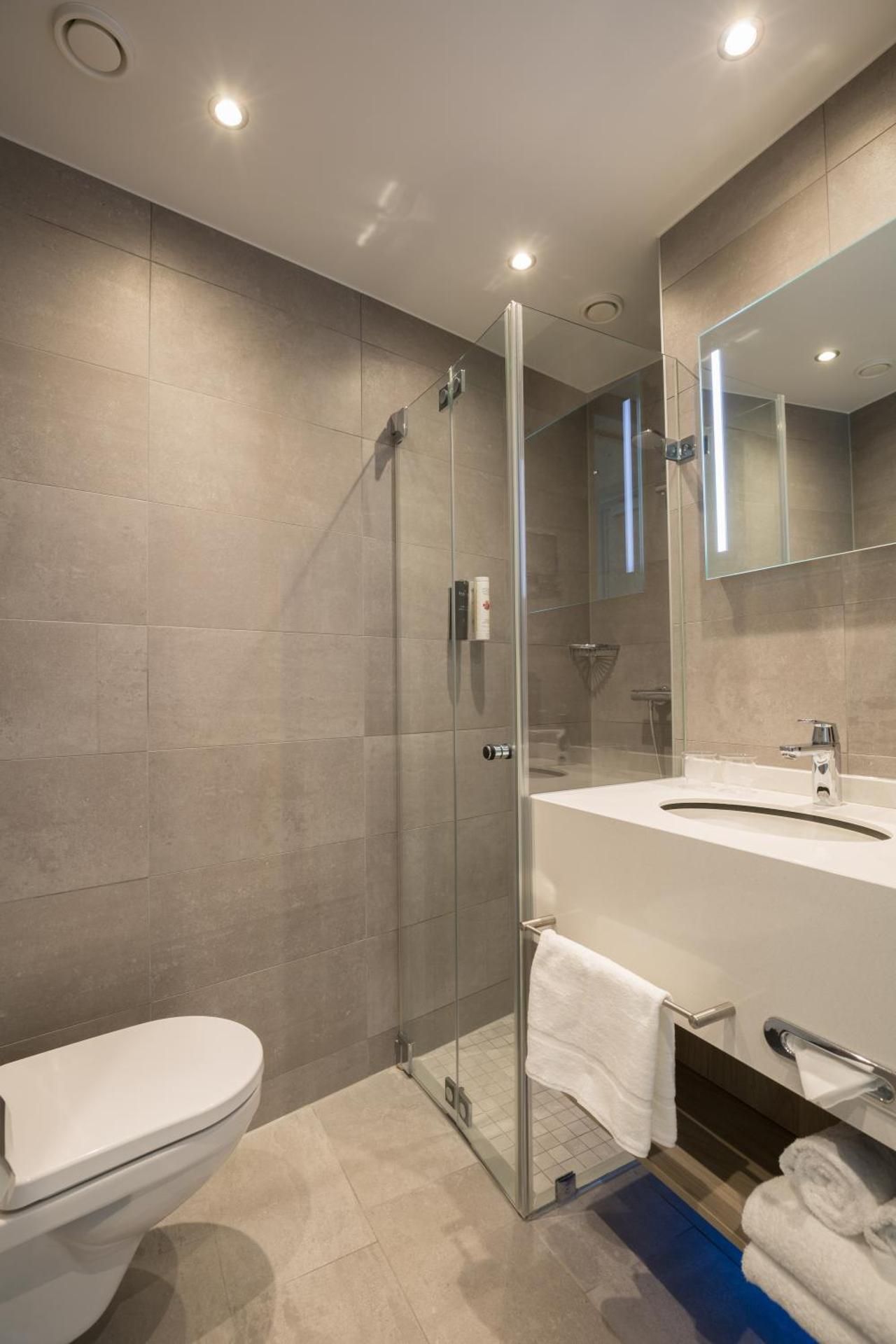 Ramada by Wyndham The Hague Scheveningen 2 Twin Beds Room 3