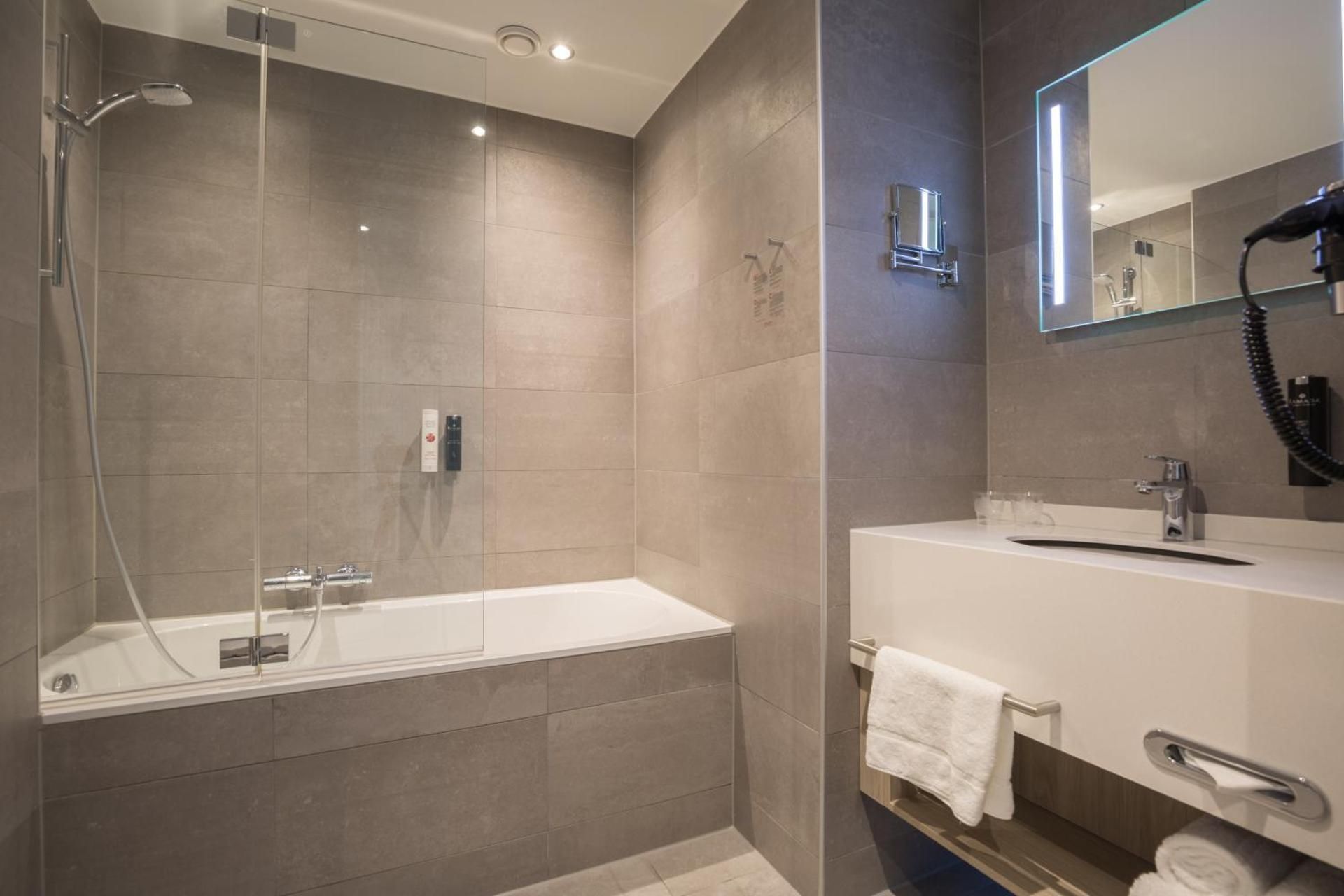 1 King And 1 Bunk Bed Family Room