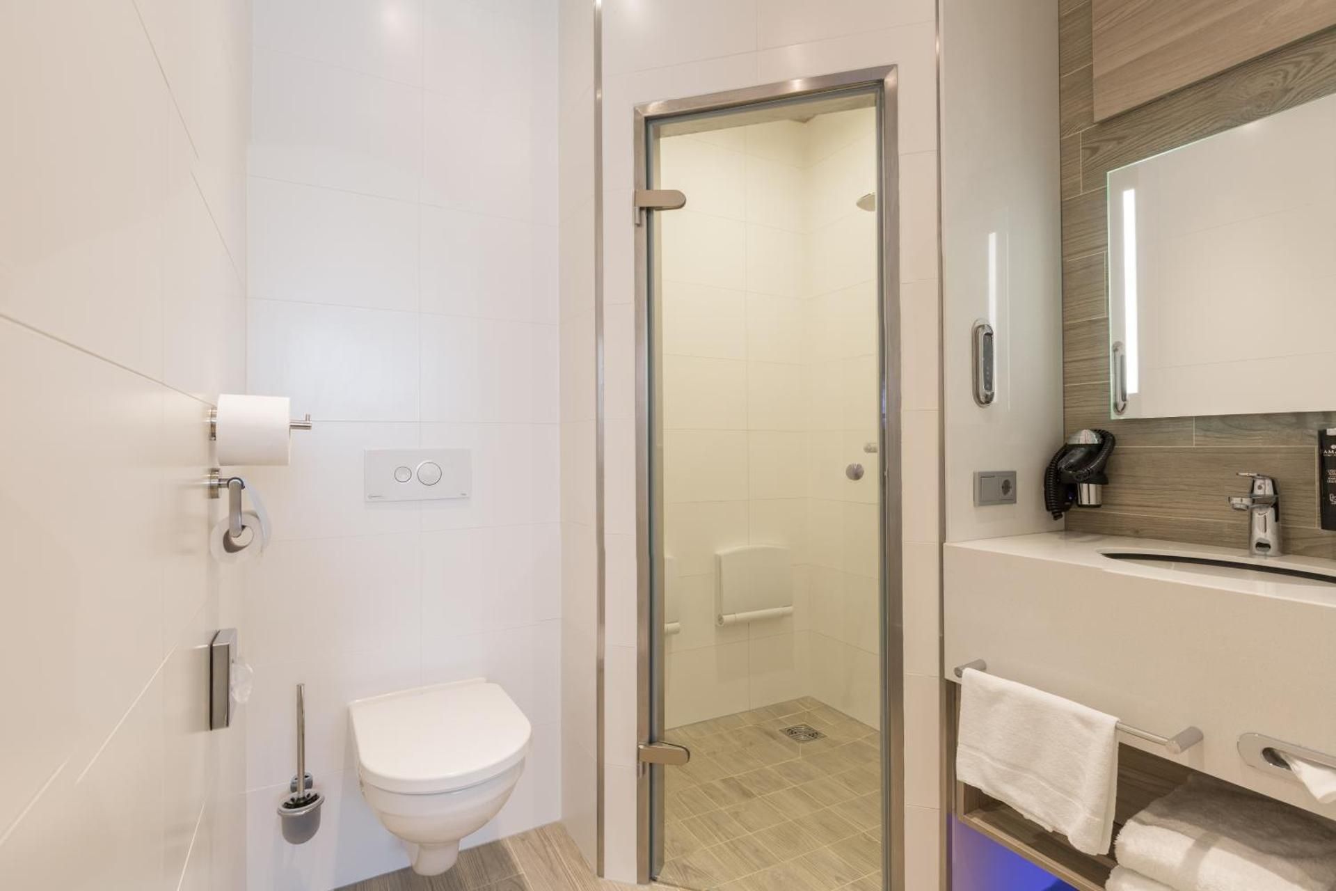 Ramada by Wyndham The Hague Scheveningen 1 King Bed and 1 Single Bed, Deluxe, Steam Shower 3