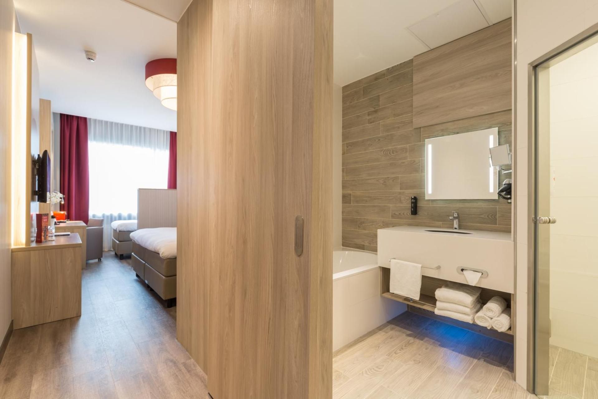 Ramada by Wyndham The Hague Scheveningen  Deluxe King Room with Bathtub & Steam Shower 3