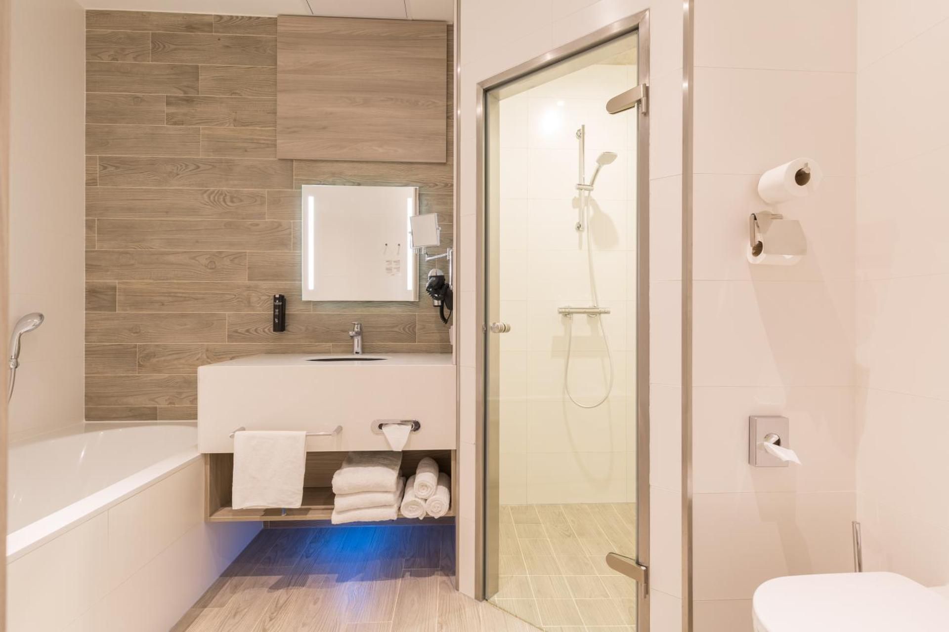 Ramada by Wyndham The Hague Scheveningen  Deluxe King Room with Bathtub & Steam Shower 2