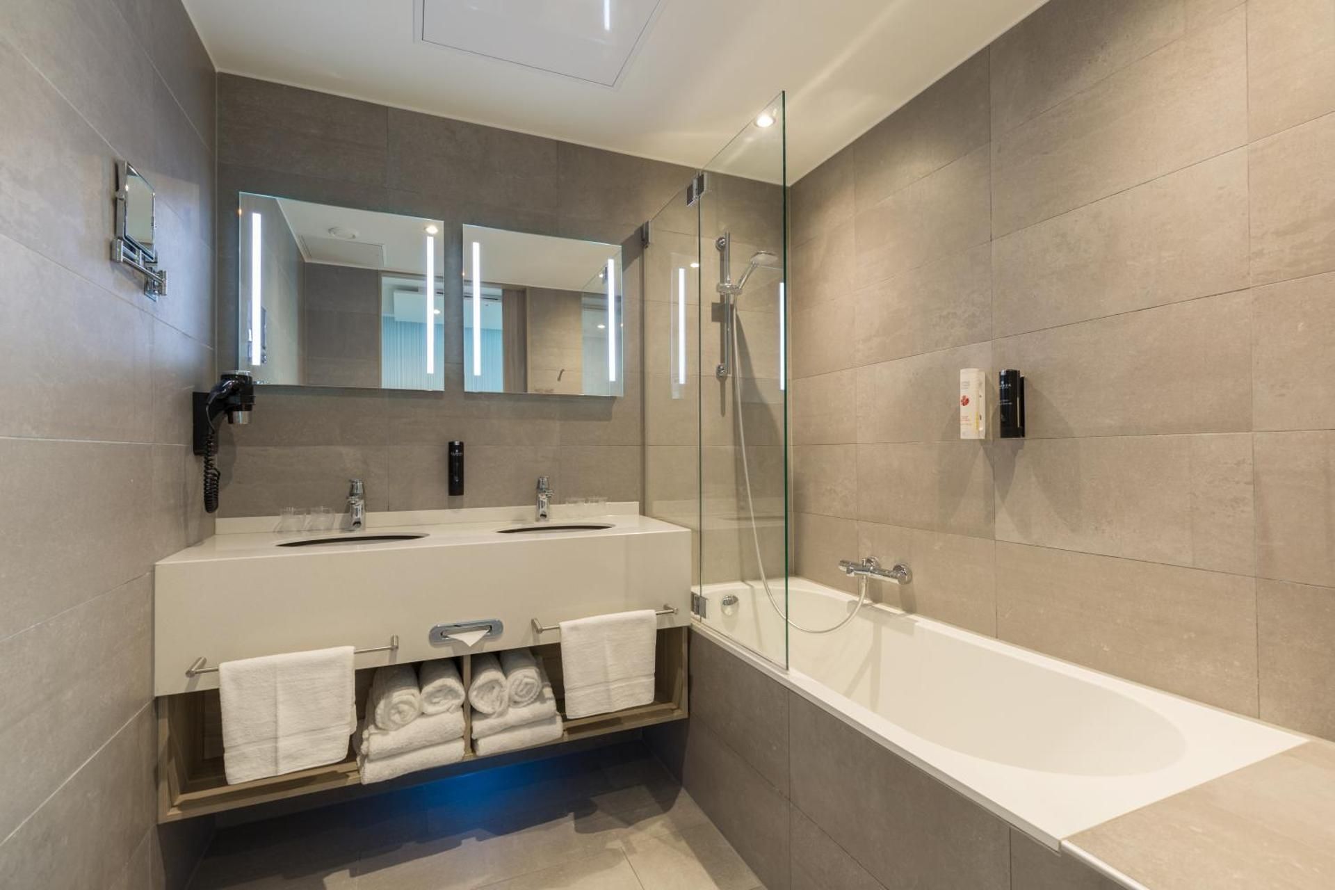 1 King, 1 Single and 1 Bunk Beds Large Family Room