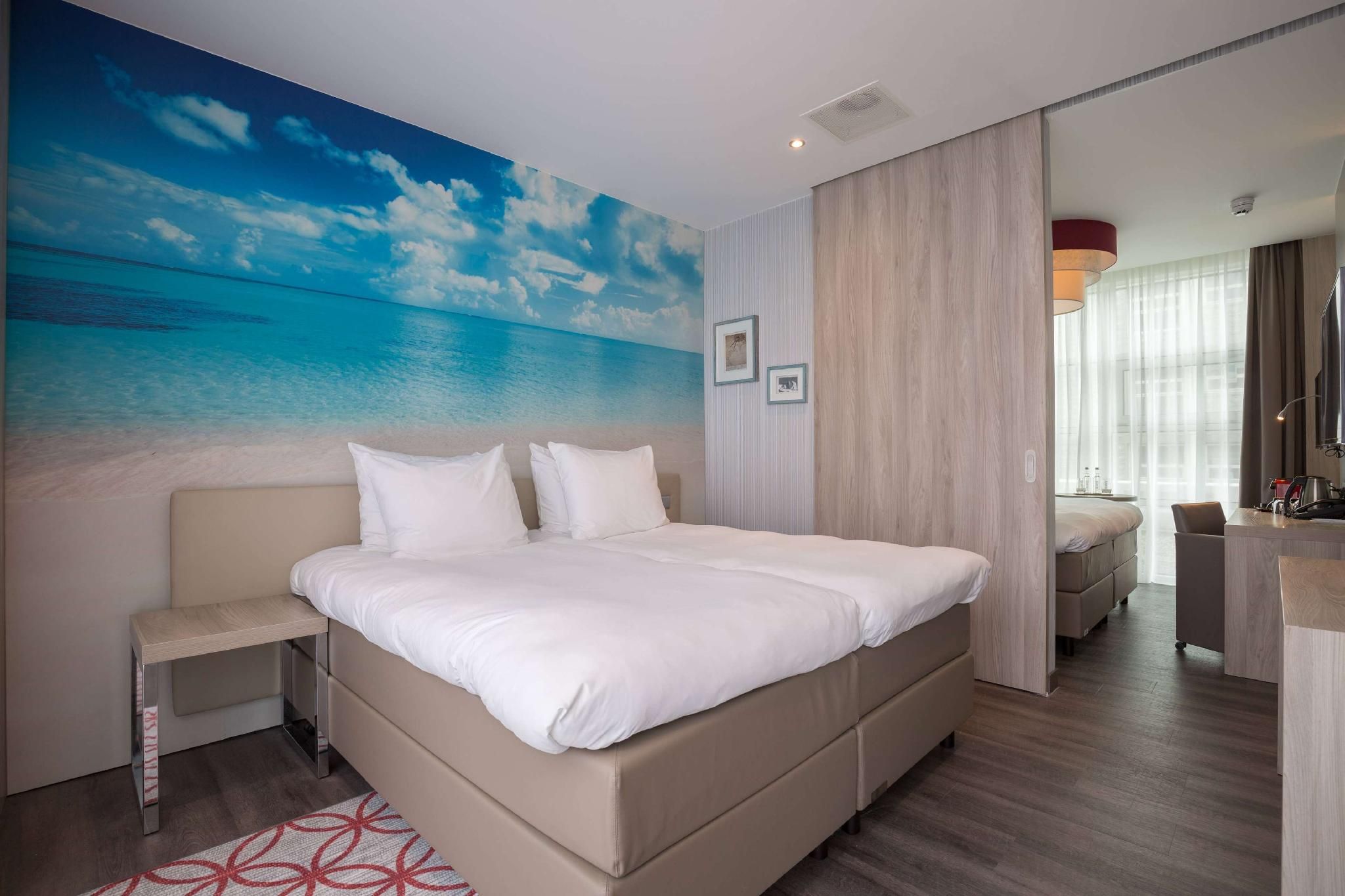 1 King Bed and 2 Twin Beds, Family Room