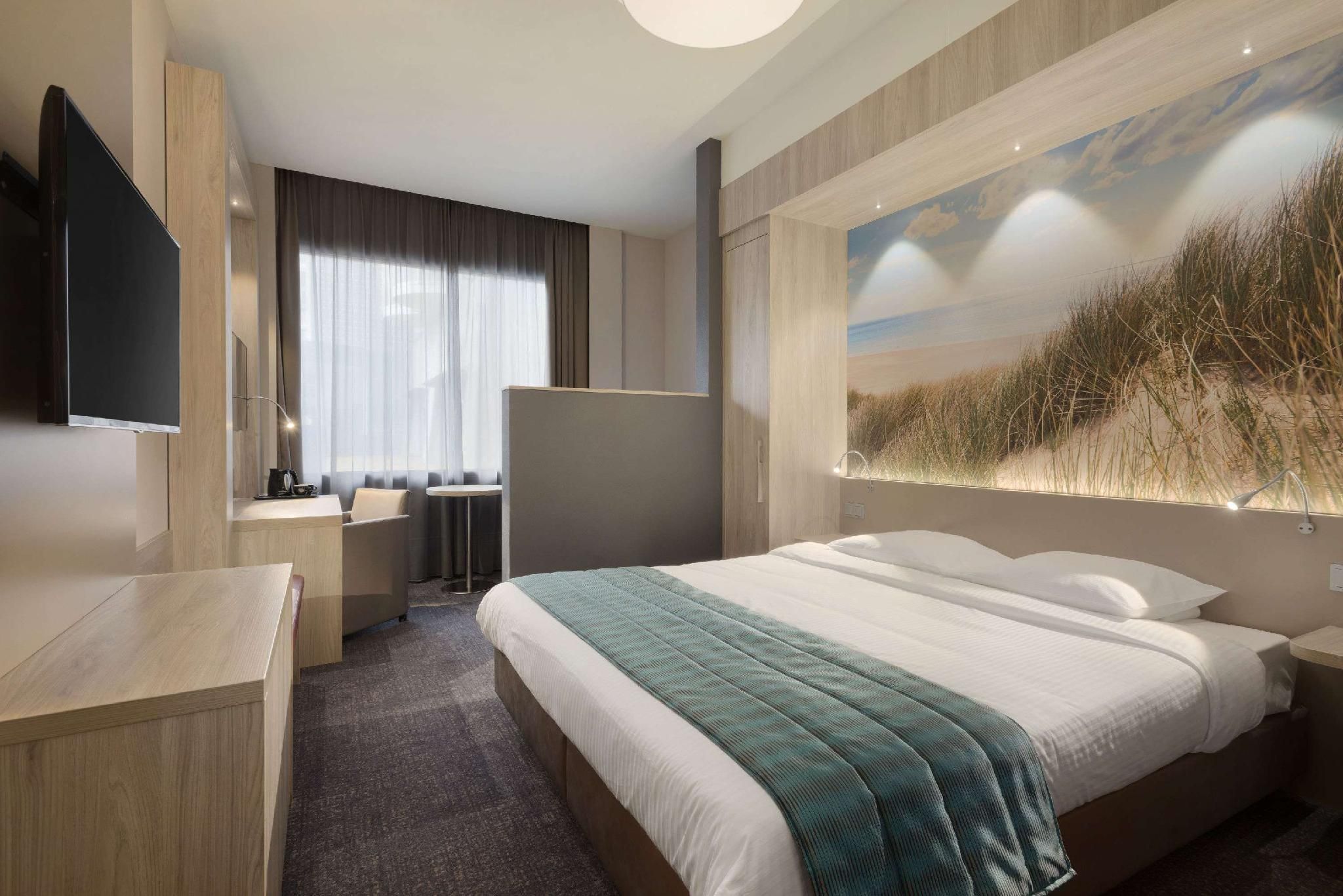 1 King Bed and 1 Single Bed, Deluxe, Bathtub & Steam Shower