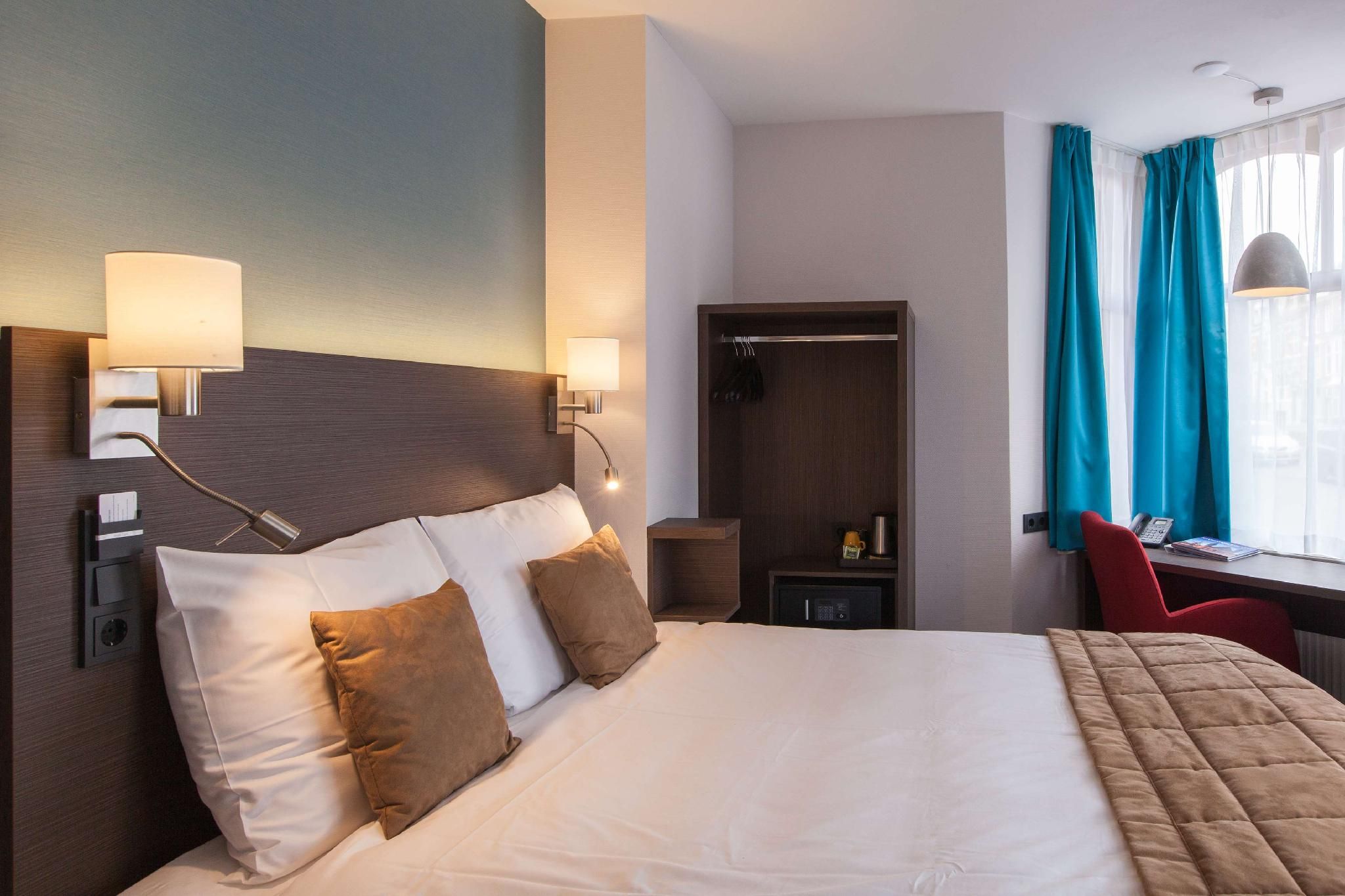 1 King Bed, Nonsmoking, Small Roommy