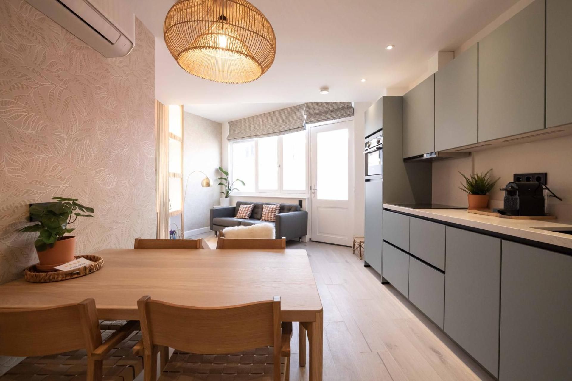DELUXE APARTMENT