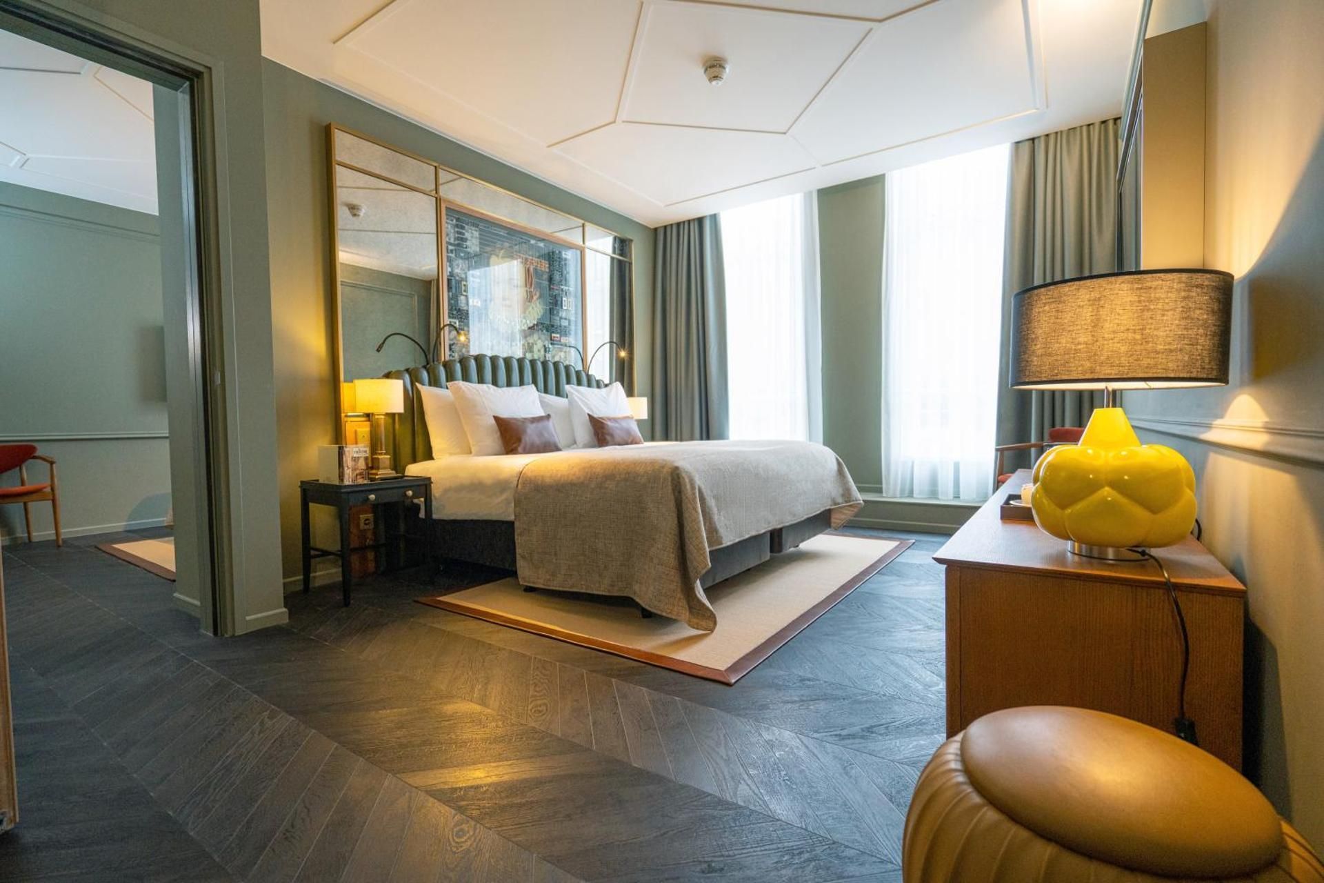 2 Single Beds, Nonsmoking, Deluxe Room, Walk-in Shower, Air Conditioning
