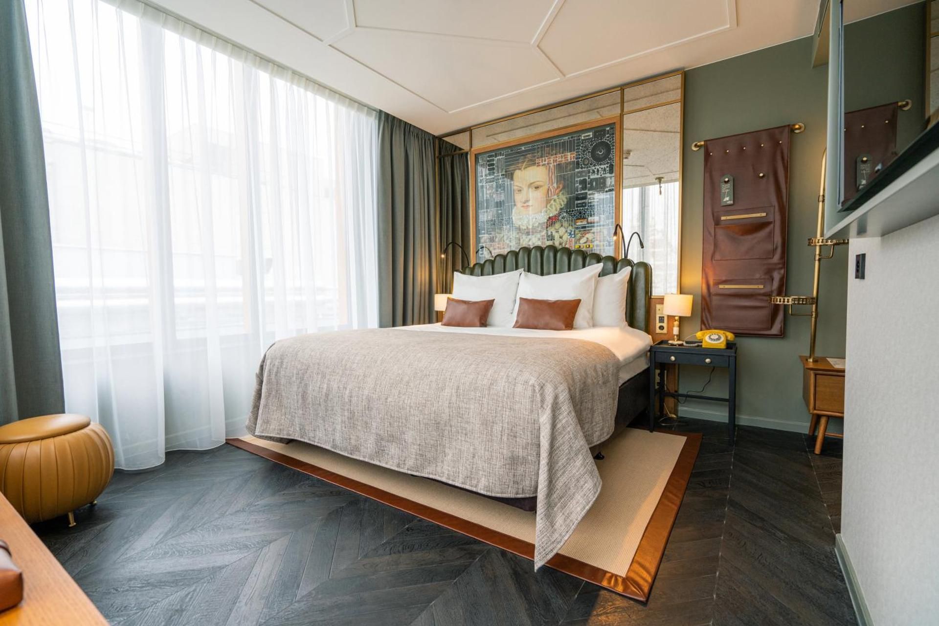 1 King Bed, Nonsmoking, Deluxe Room, Walk-in Shower, Air Conditioning