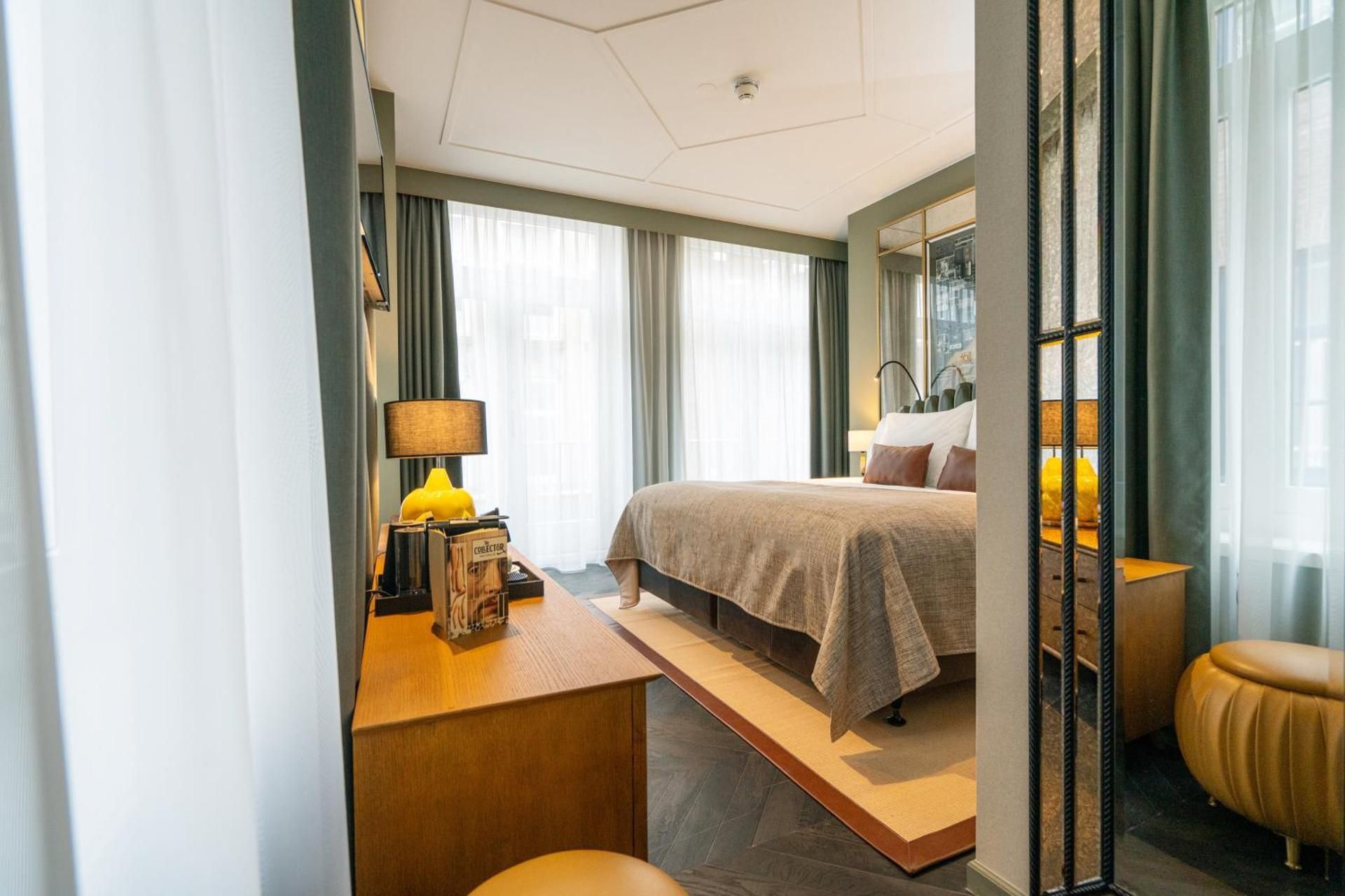1 King Bed, Nonsmoking, Deluxe Room, Walk-in Shower, Air Conditioning