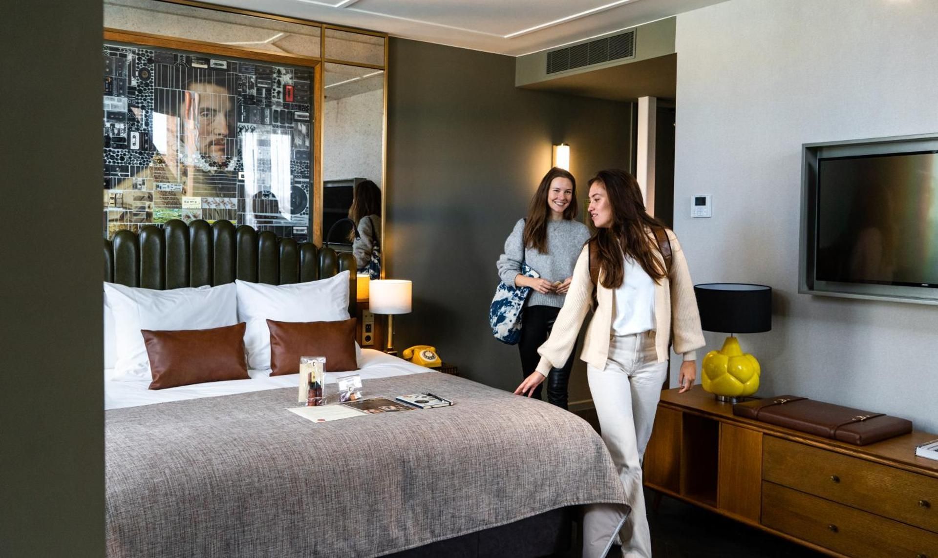 1 King Bed, Nonsmoking, Executive Room, Walk-in Shower, Air Conditioning