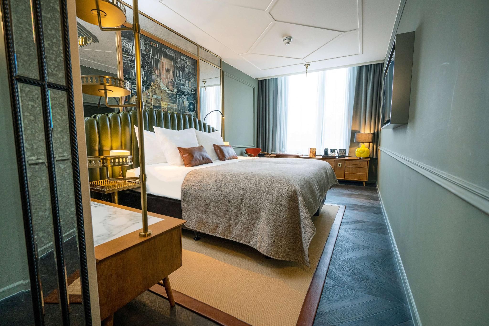 1 King Bed, Nonsmoking, Walk-in Shower, Air Conditioning
