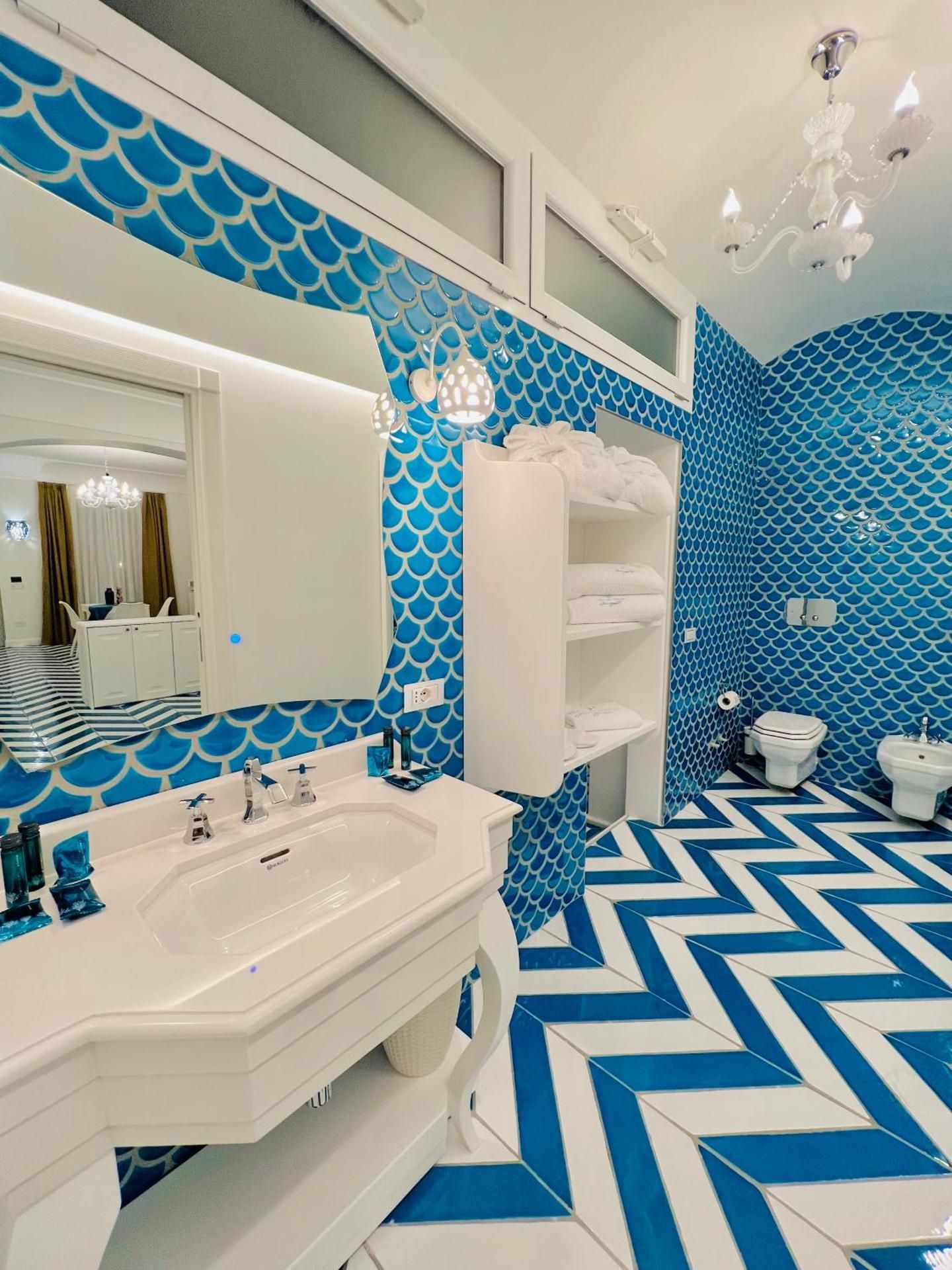 Deluxe Suite with Side sea view