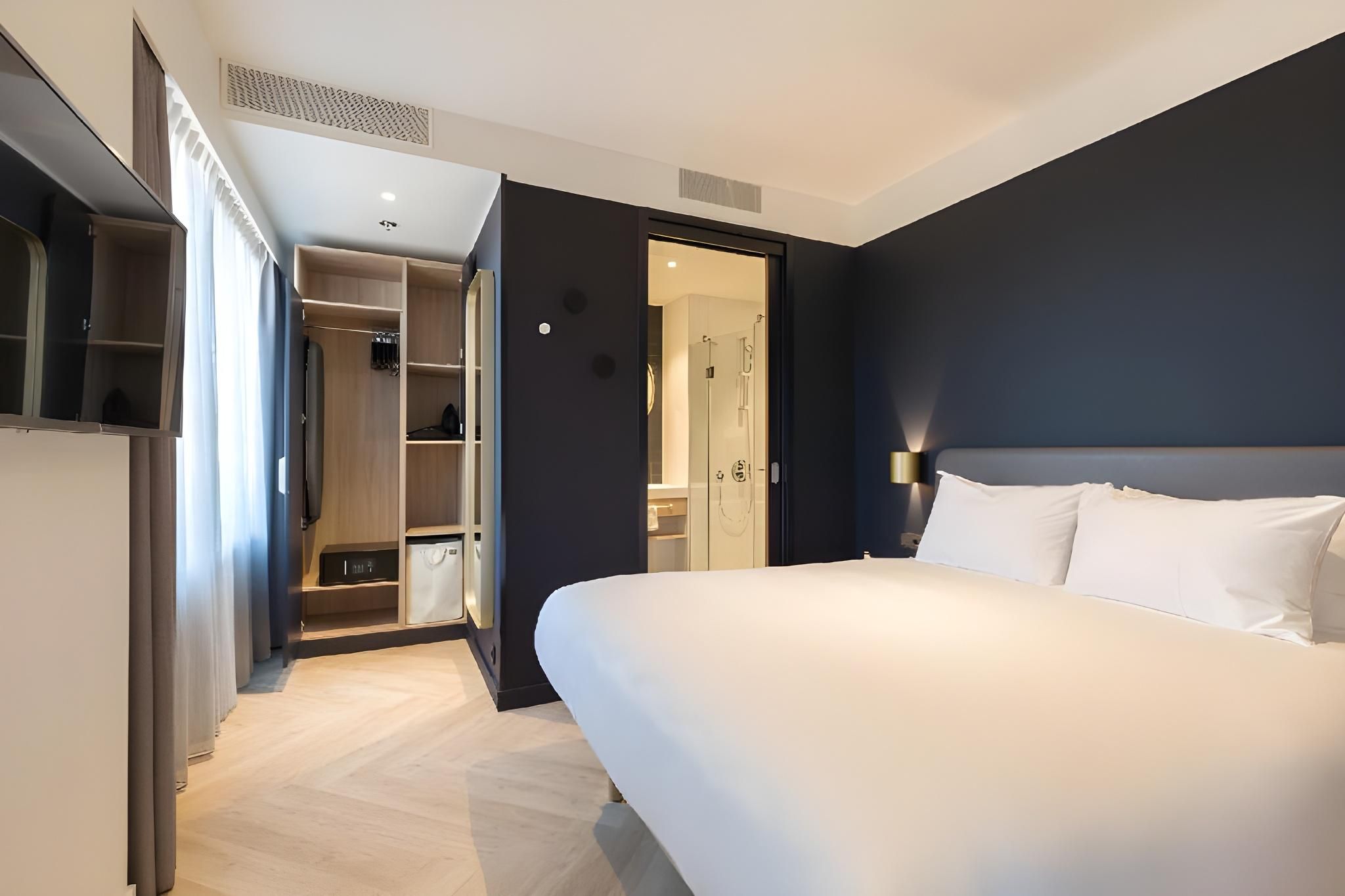 1 Queen Bed 1 Bedroom Suite Sofa Bed